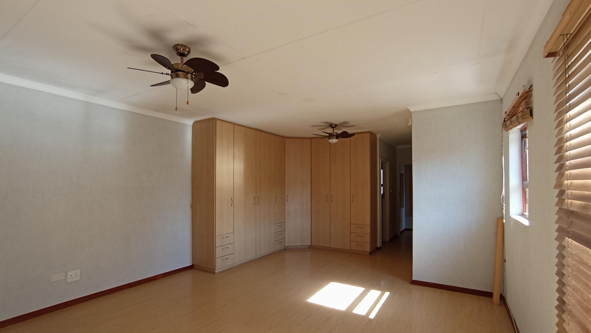 Main Bedroom - 33 square meters of property in Eden Glen