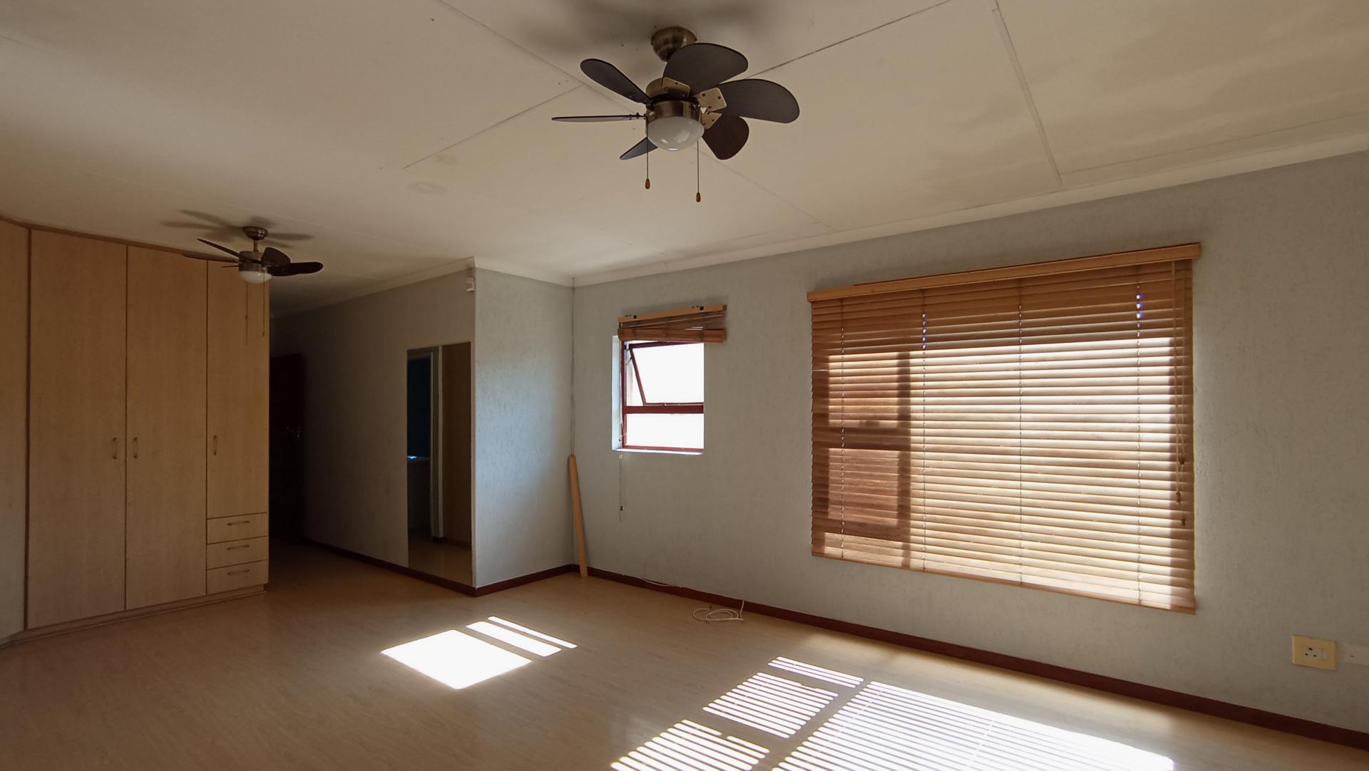 Main Bedroom - 33 square meters of property in Eden Glen