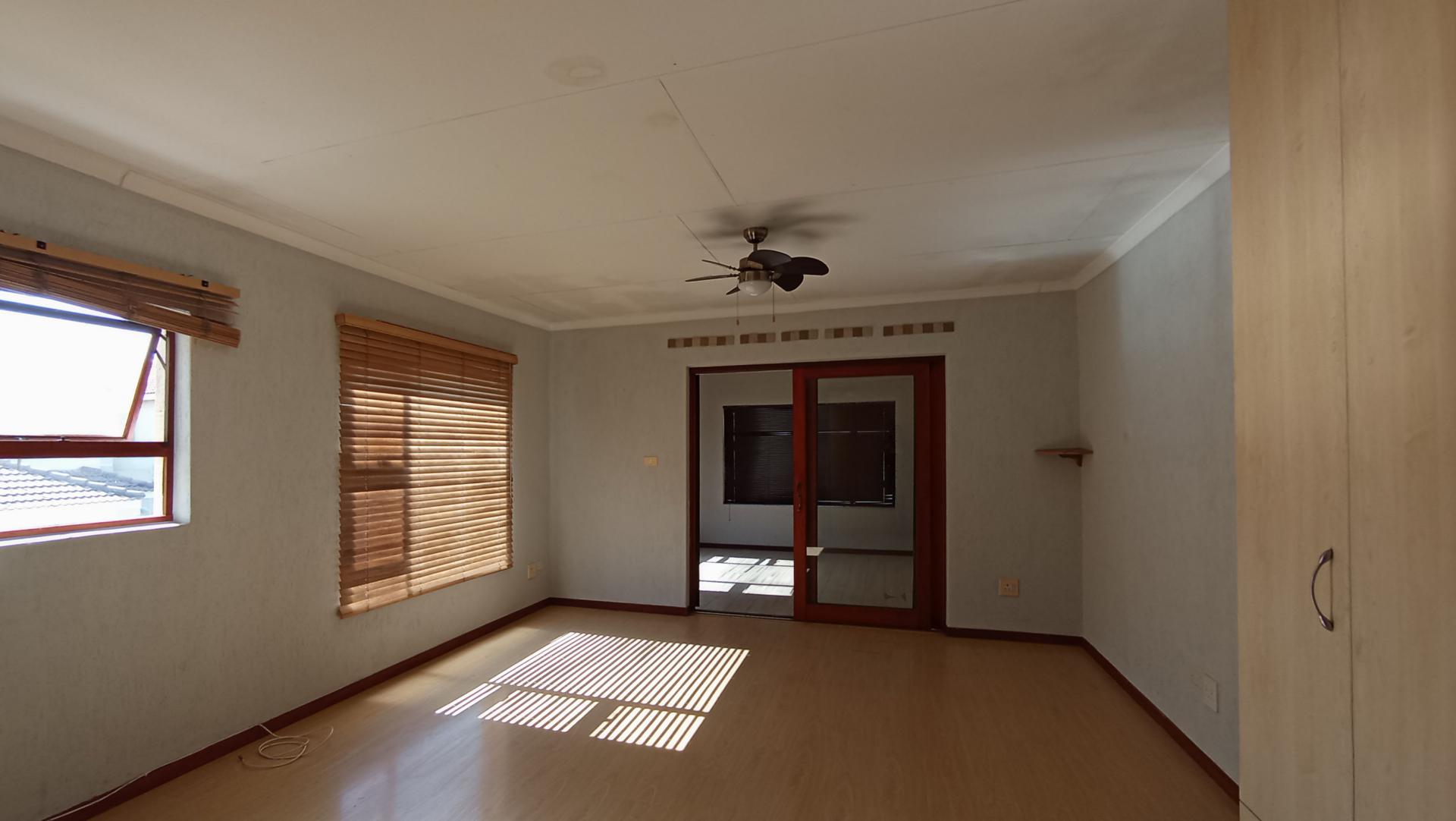 Main Bedroom - 33 square meters of property in Eden Glen