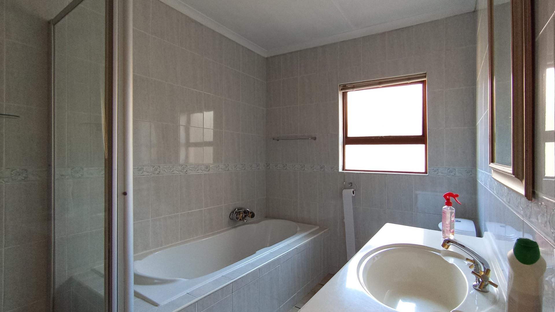 Main Bathroom - 8 square meters of property in Eden Glen