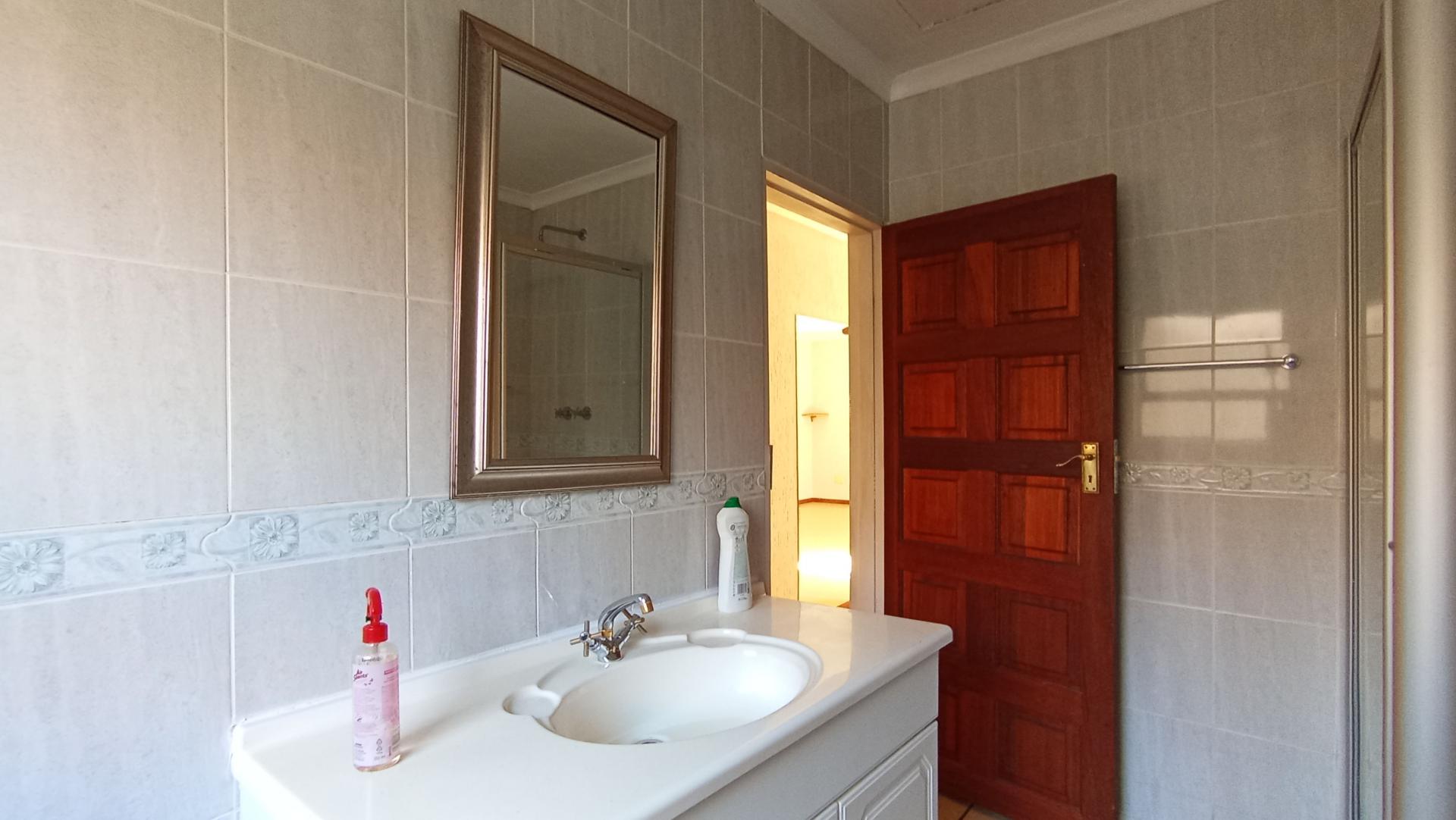 Main Bathroom - 8 square meters of property in Eden Glen