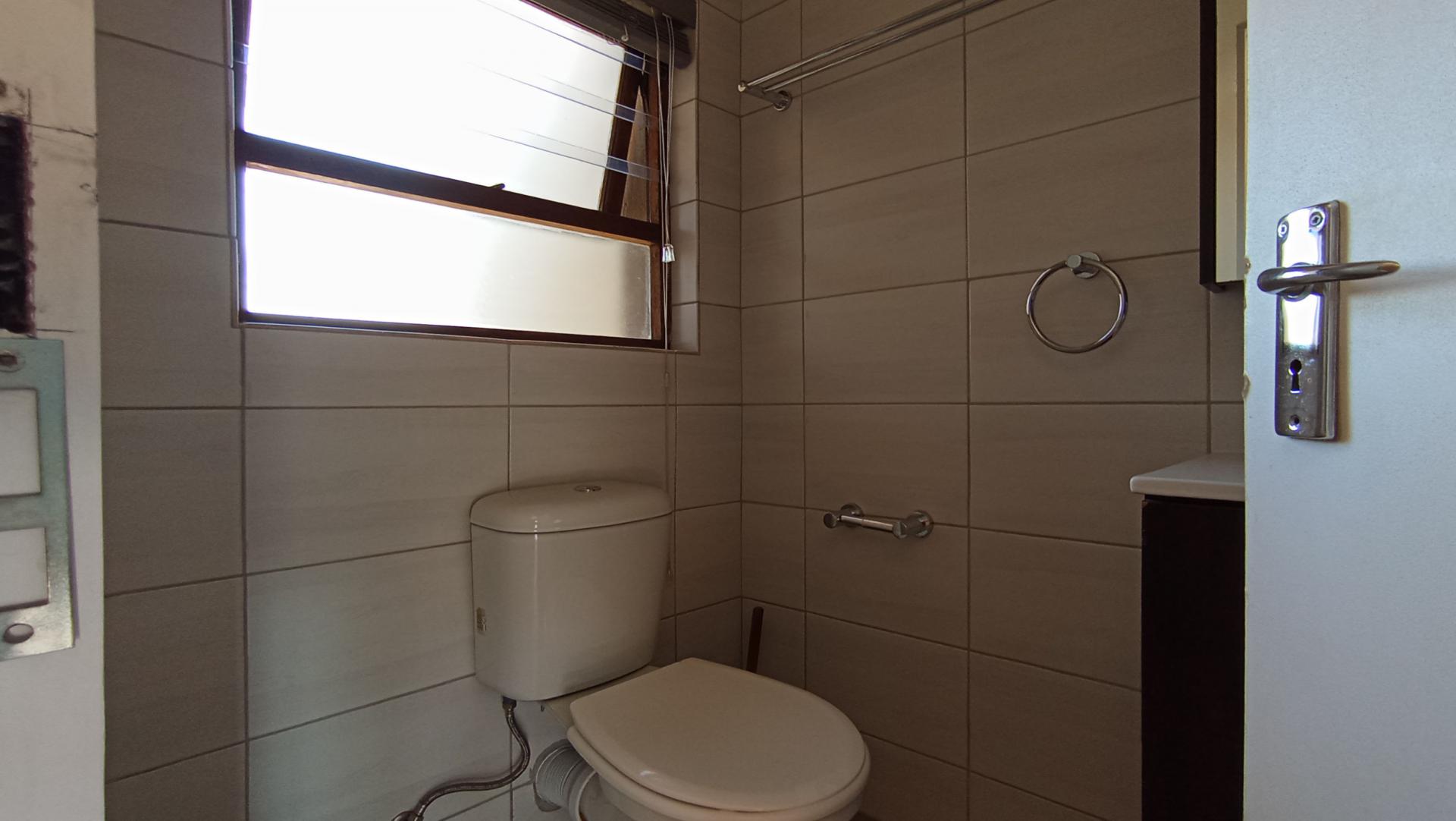Bathroom 3+ - 4 square meters of property in Eden Glen
