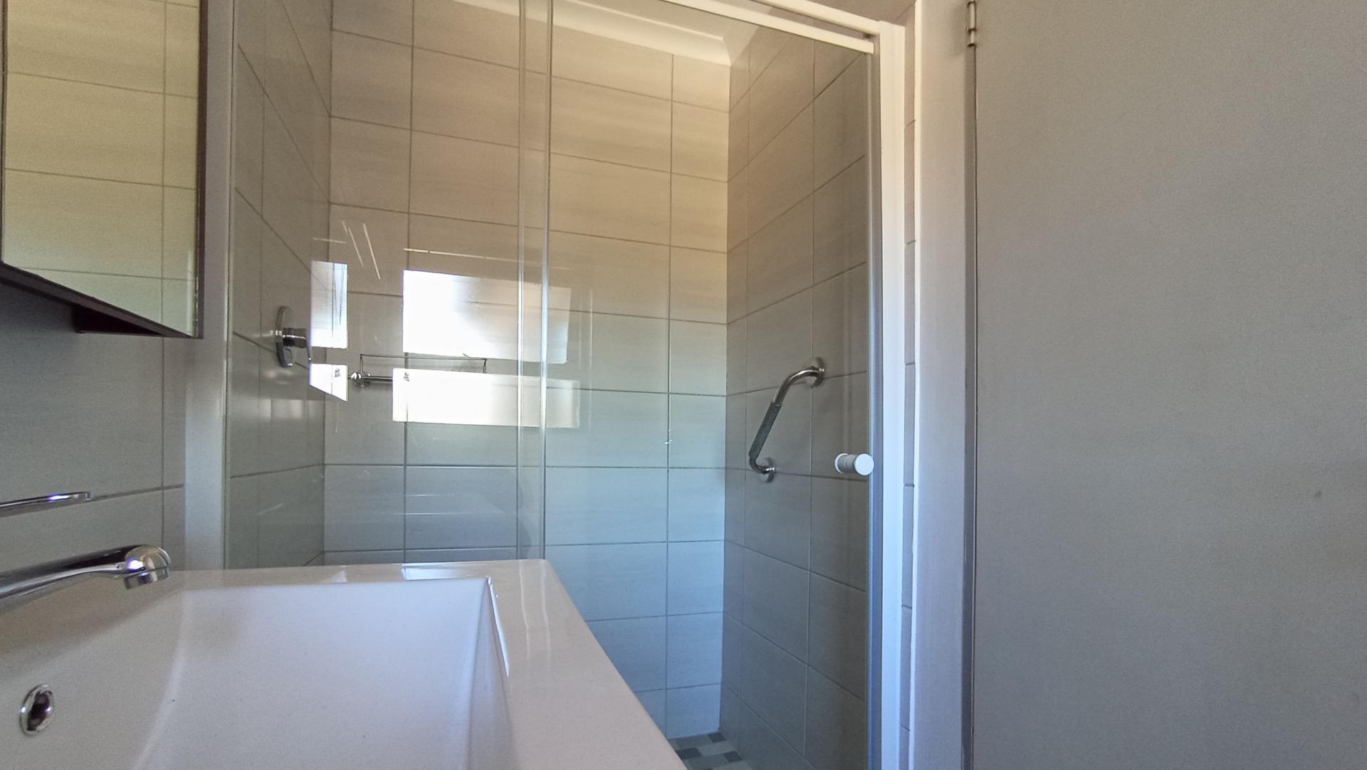 Bathroom 3+ - 4 square meters of property in Eden Glen
