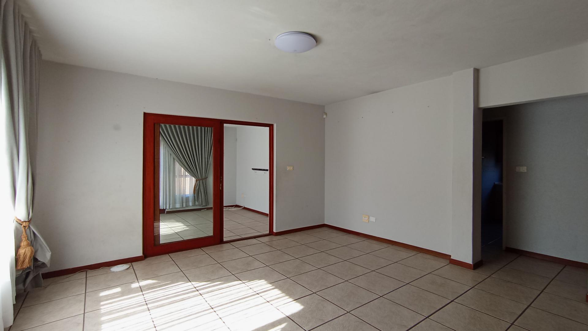 Informal Lounge - 31 square meters of property in Eden Glen