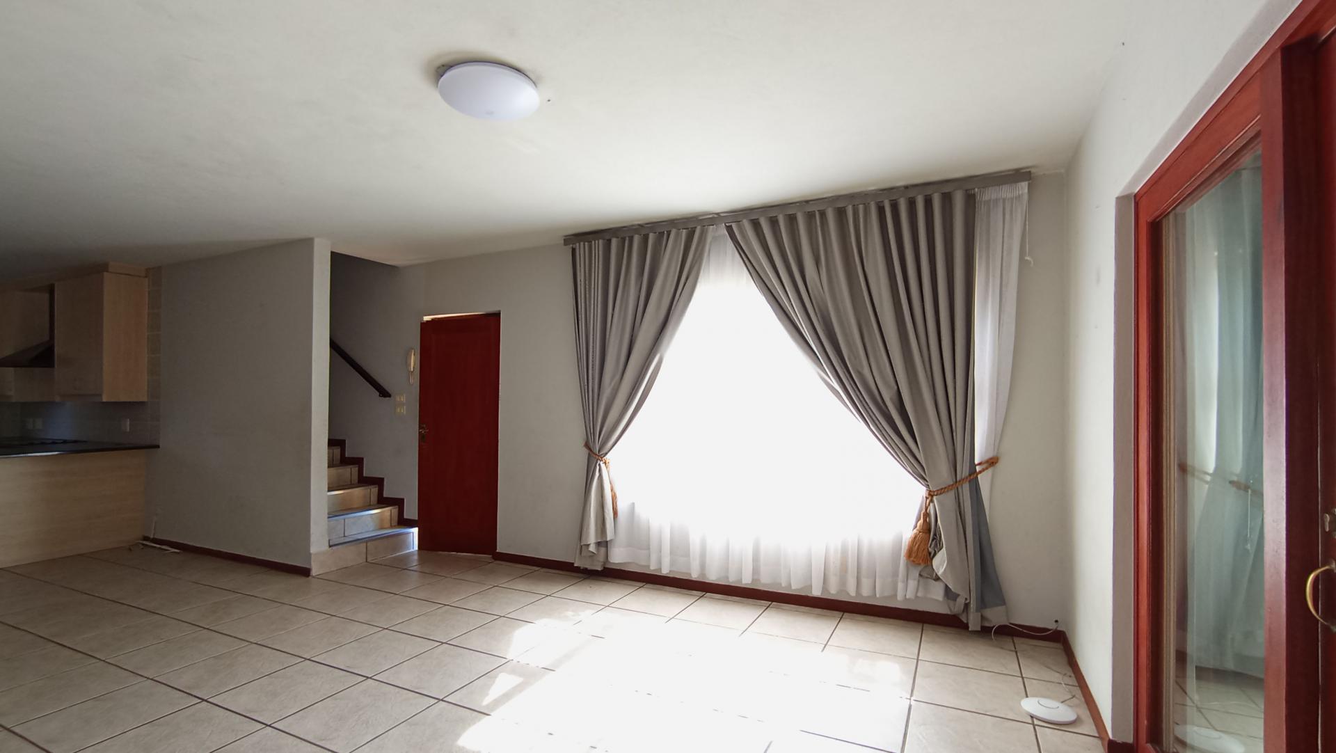 Informal Lounge - 31 square meters of property in Eden Glen