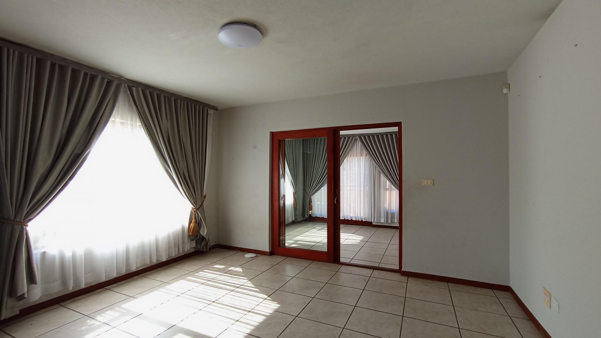 Informal Lounge - 31 square meters of property in Eden Glen