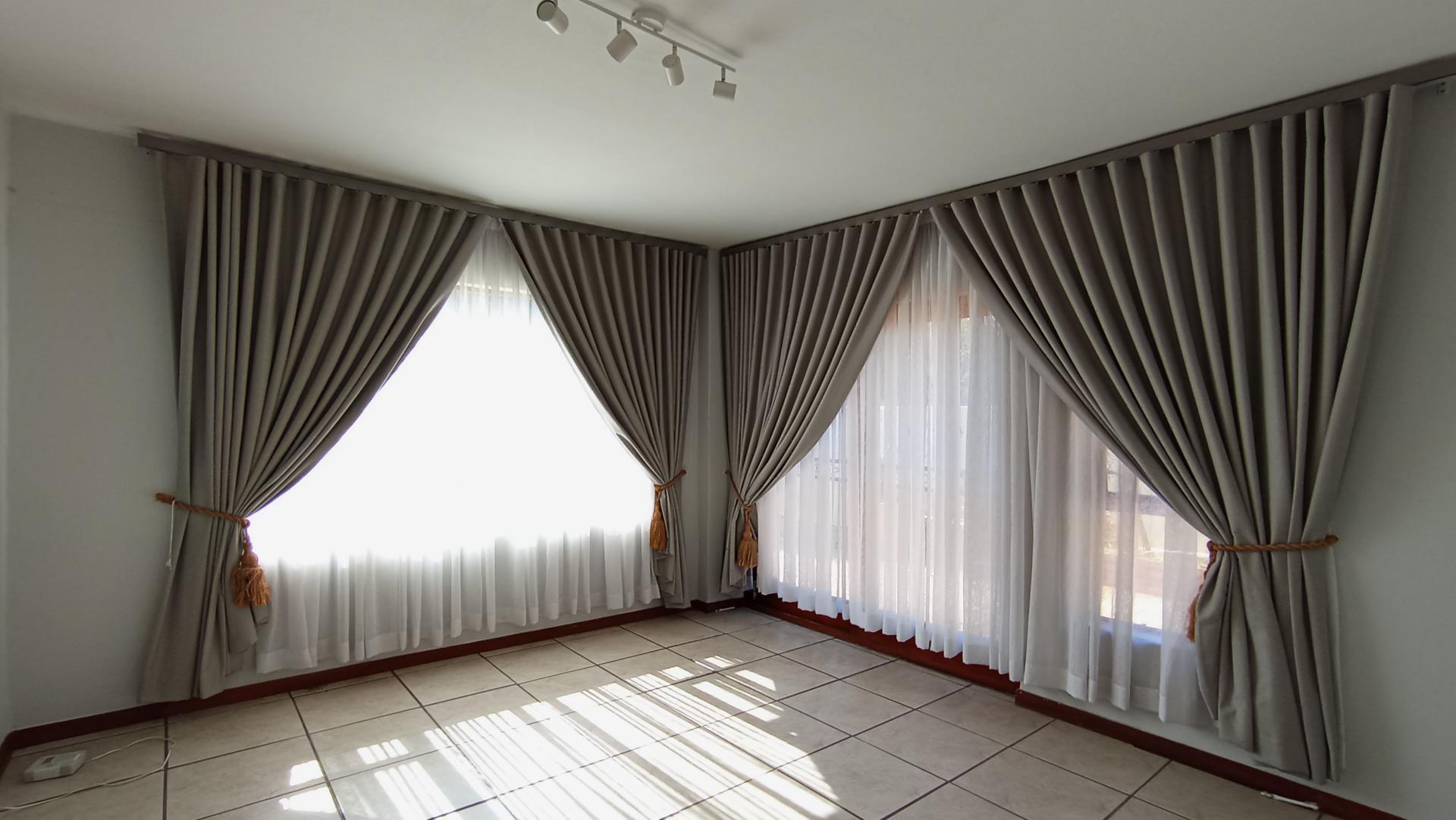 Lounges - 21 square meters of property in Eden Glen