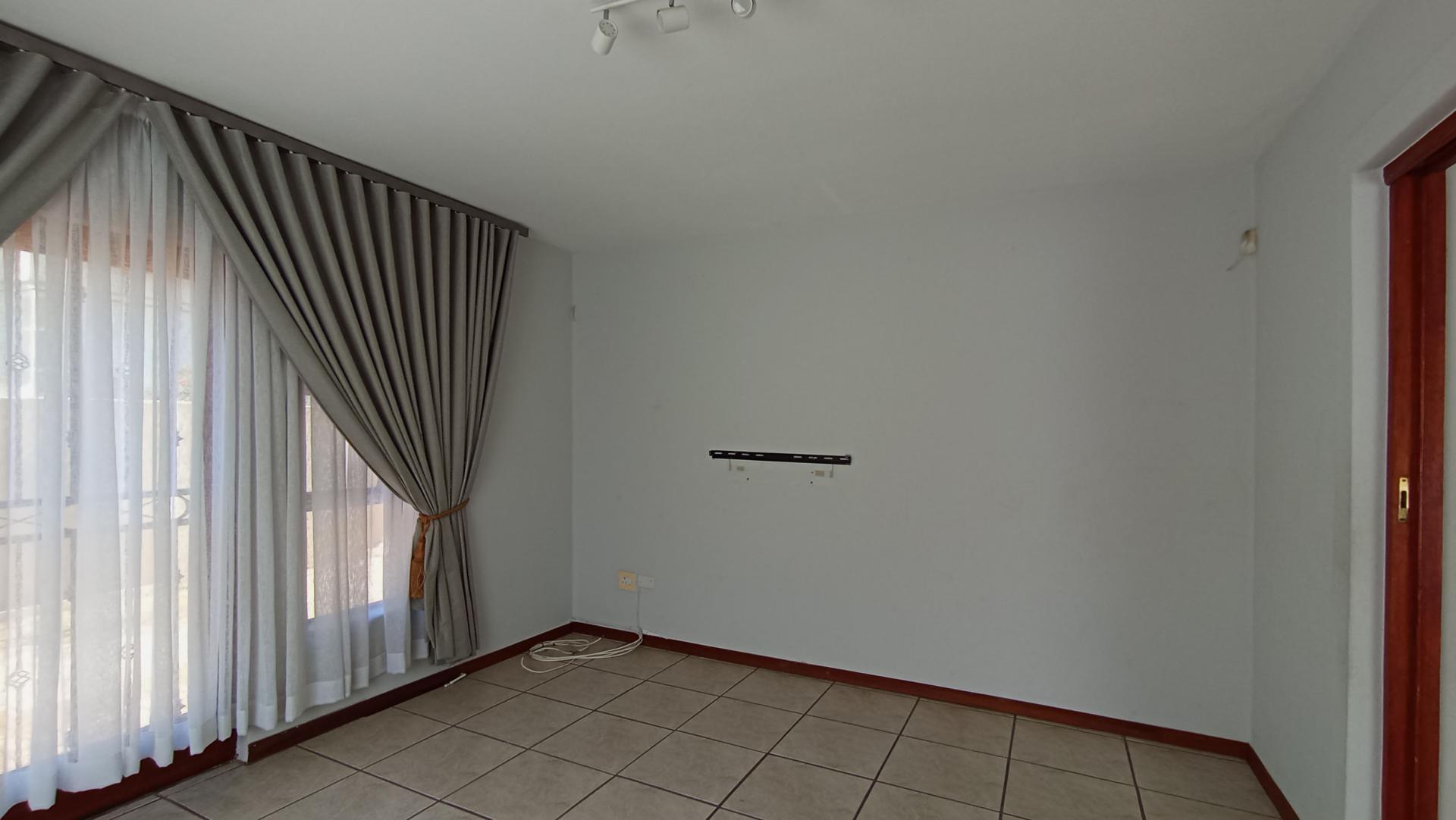 Lounges - 21 square meters of property in Eden Glen