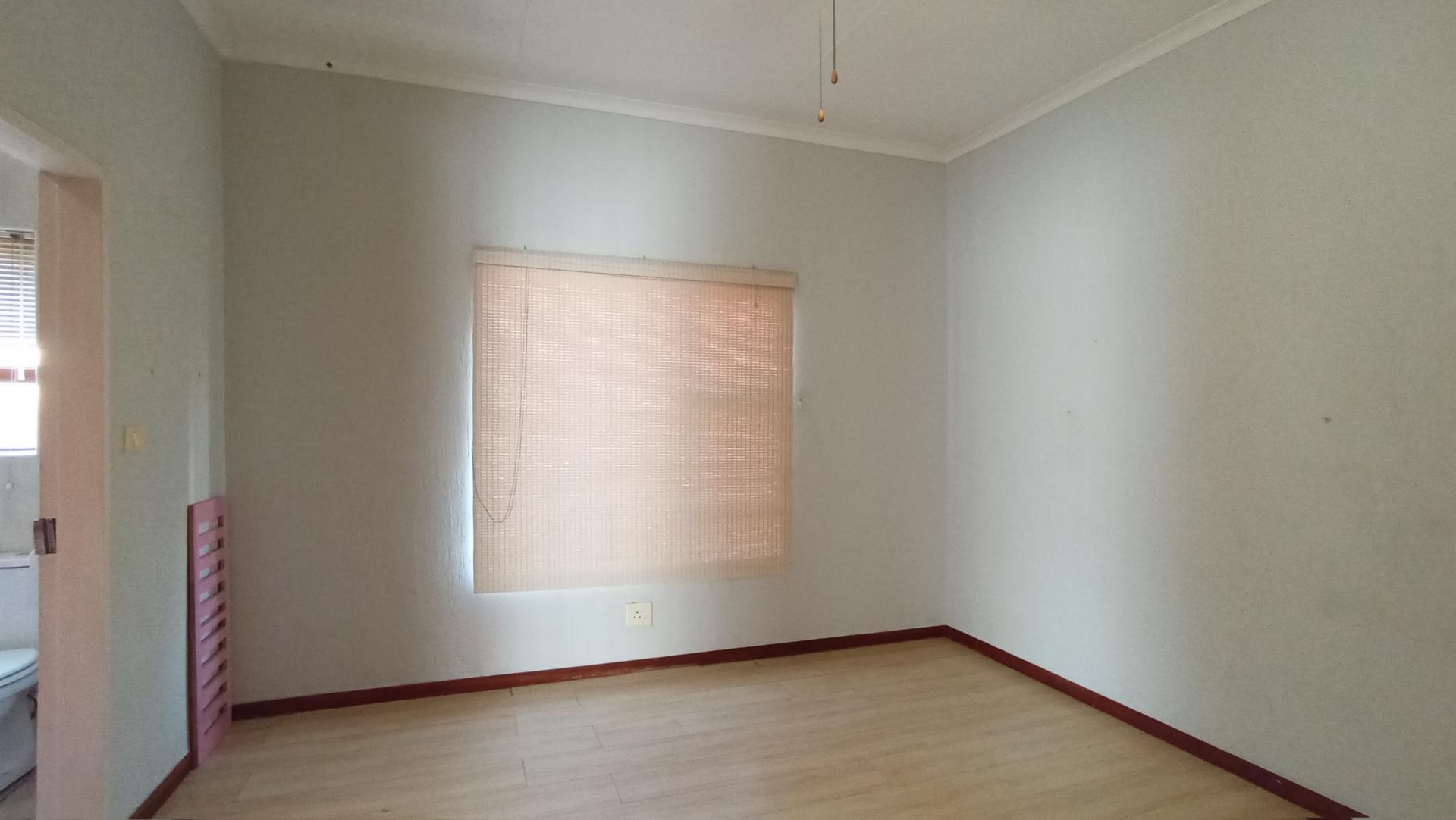 Bed Room 1 - 15 square meters of property in Eden Glen
