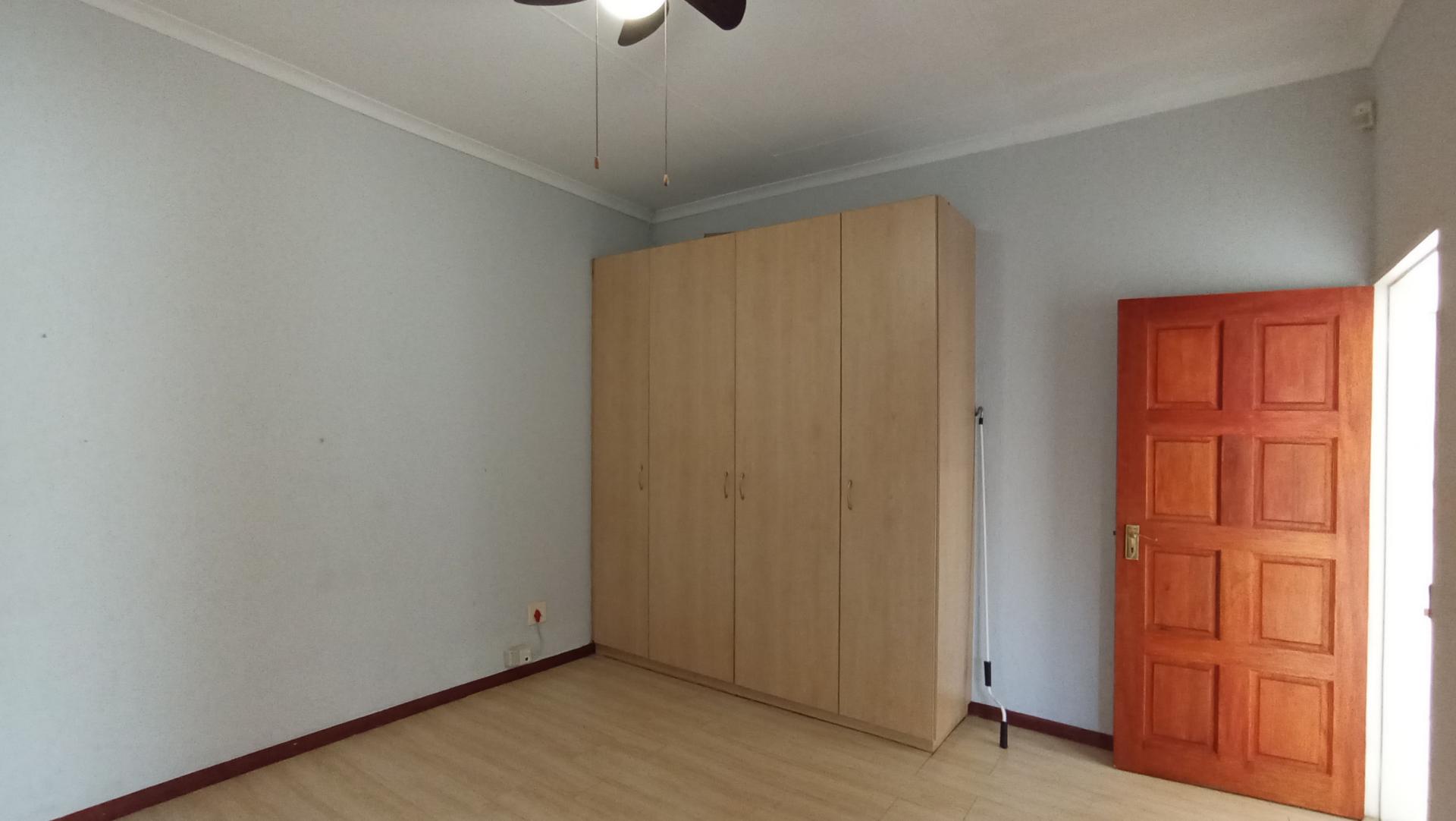 Bed Room 1 - 15 square meters of property in Eden Glen