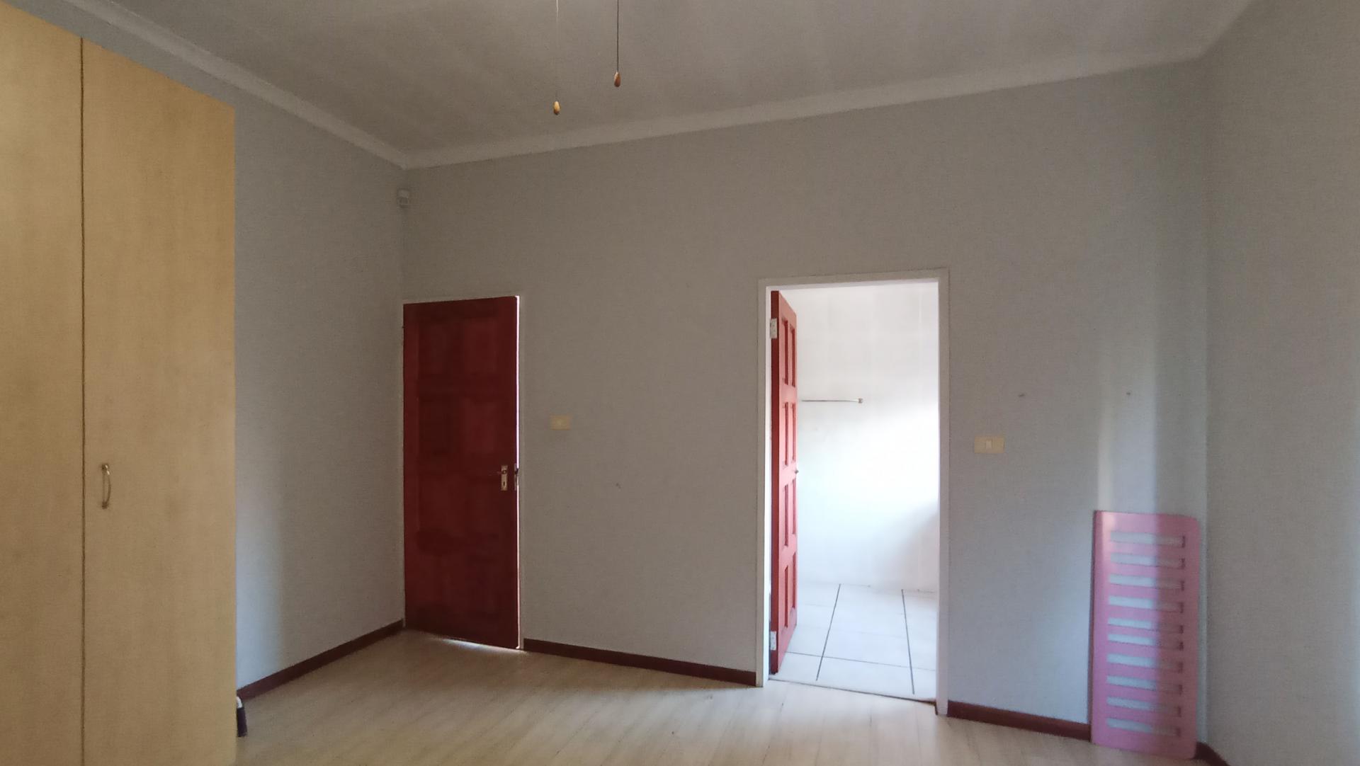 Bed Room 1 - 15 square meters of property in Eden Glen
