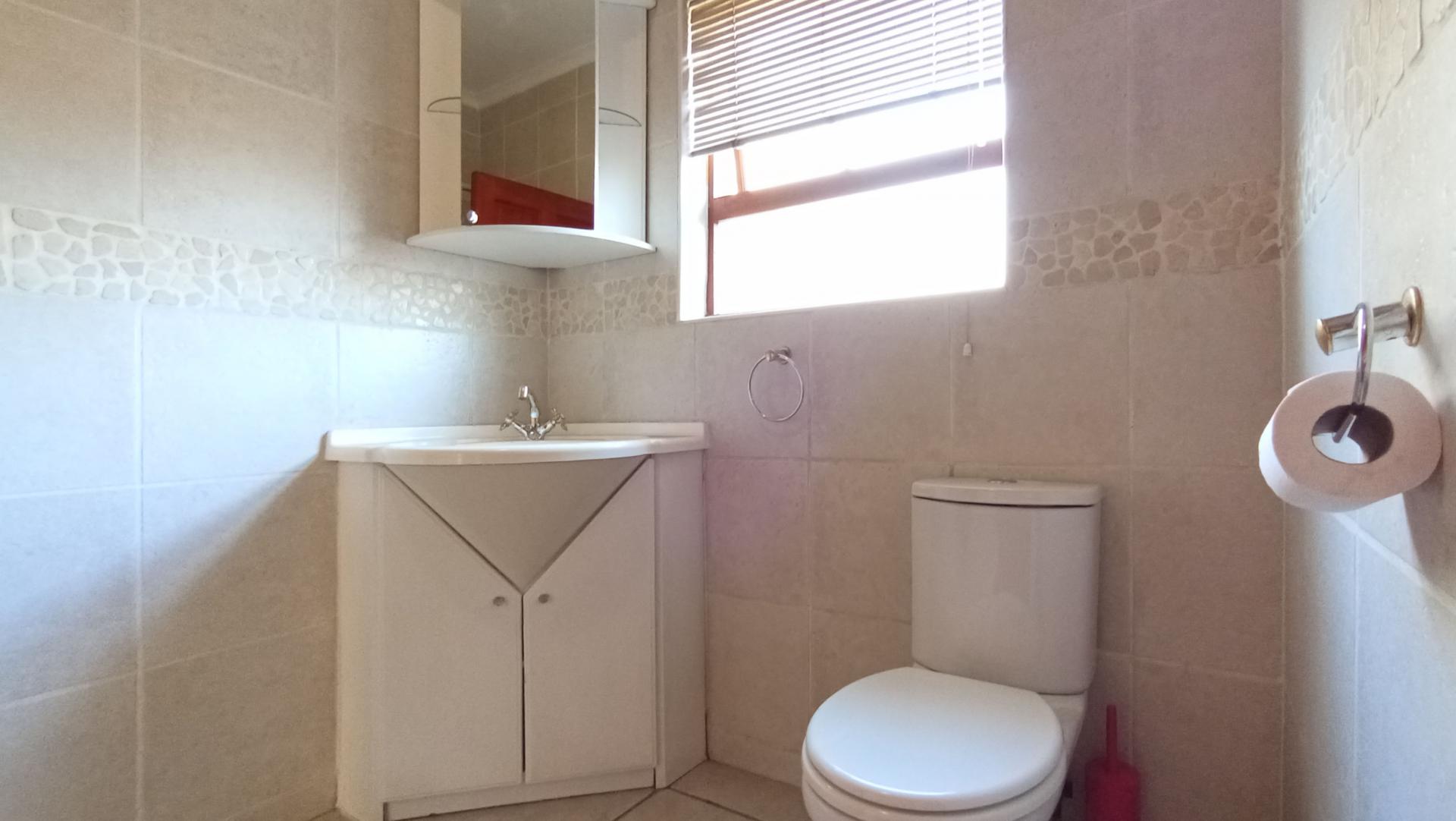 Bathroom 1 - 7 square meters of property in Eden Glen