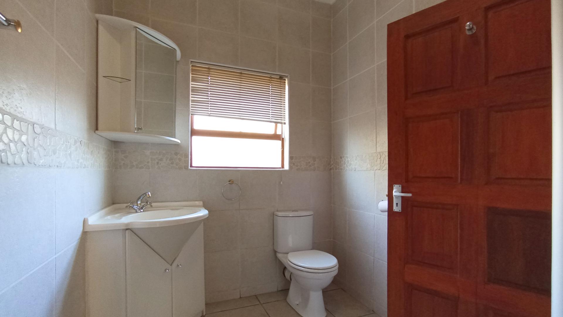 Bathroom 1 - 7 square meters of property in Eden Glen