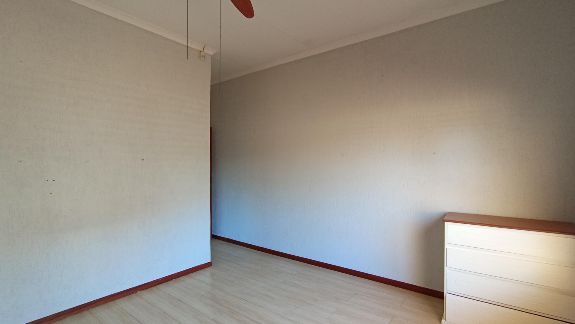 Bed Room 2 - 18 square meters of property in Eden Glen