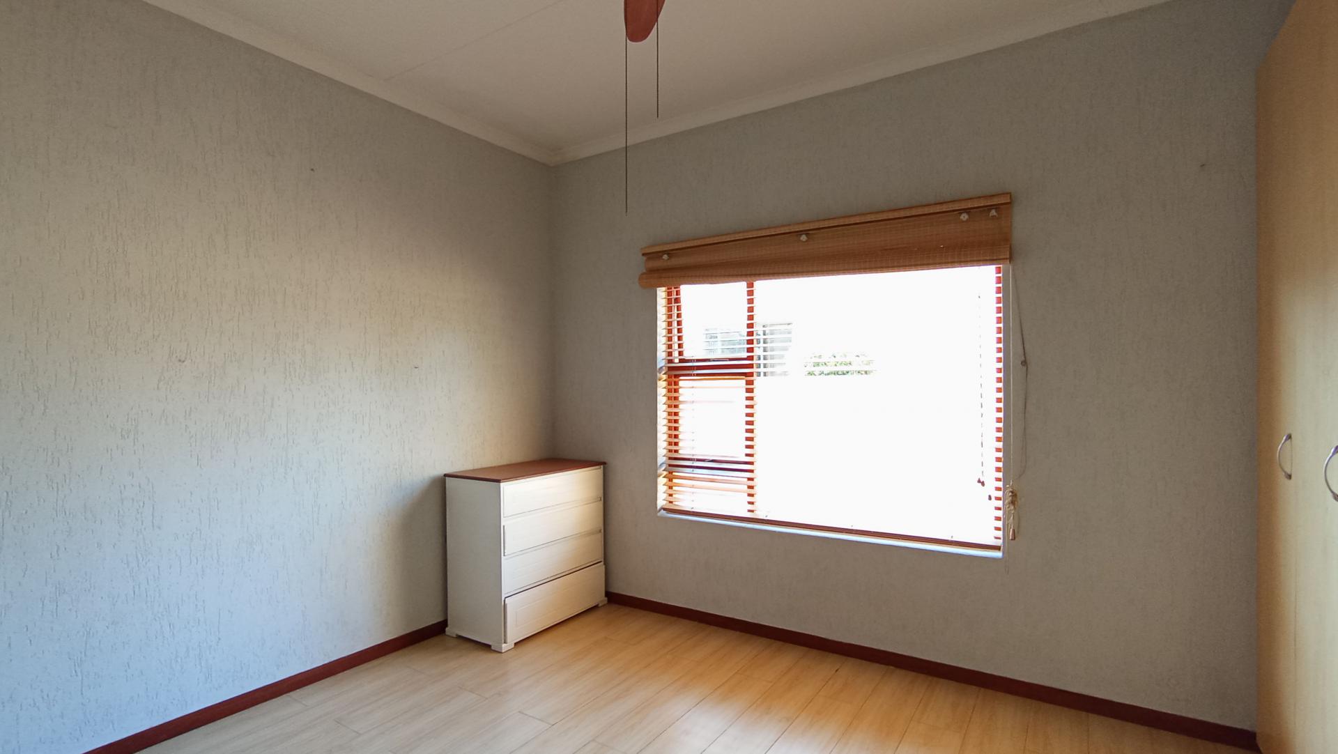 Bed Room 2 - 18 square meters of property in Eden Glen