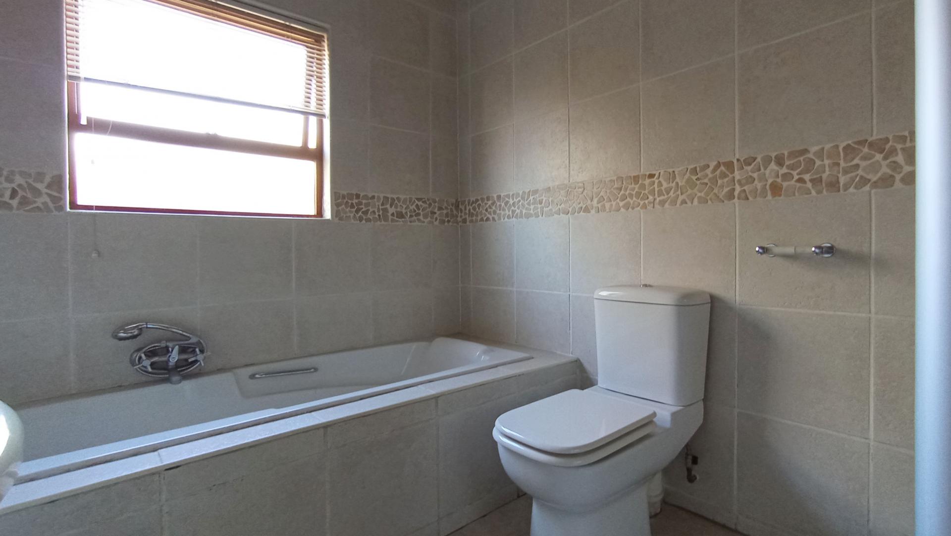 Bathroom 2 - 6 square meters of property in Eden Glen