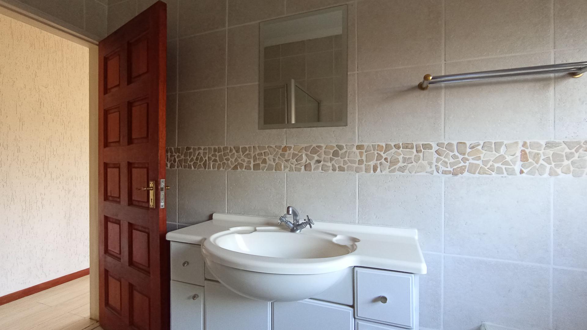 Bathroom 2 - 6 square meters of property in Eden Glen