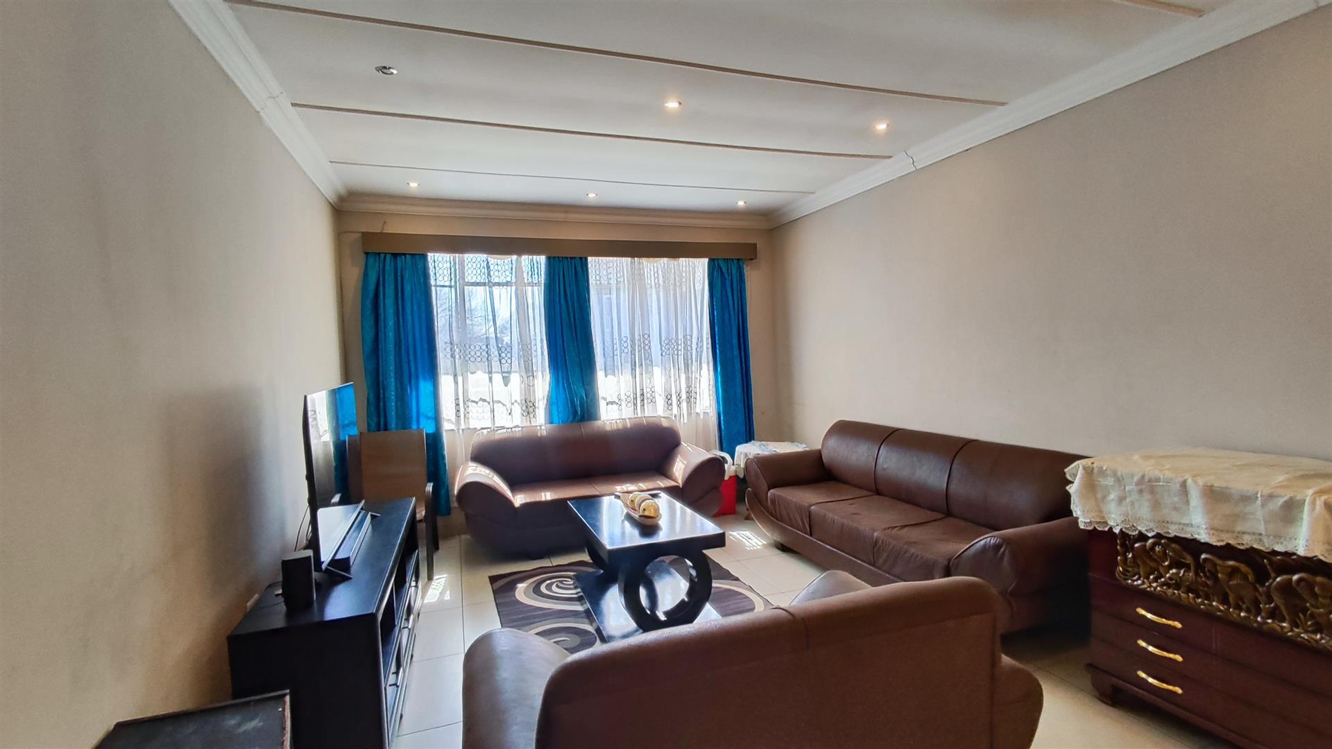 Lounges - 26 square meters of property in Vereeniging
