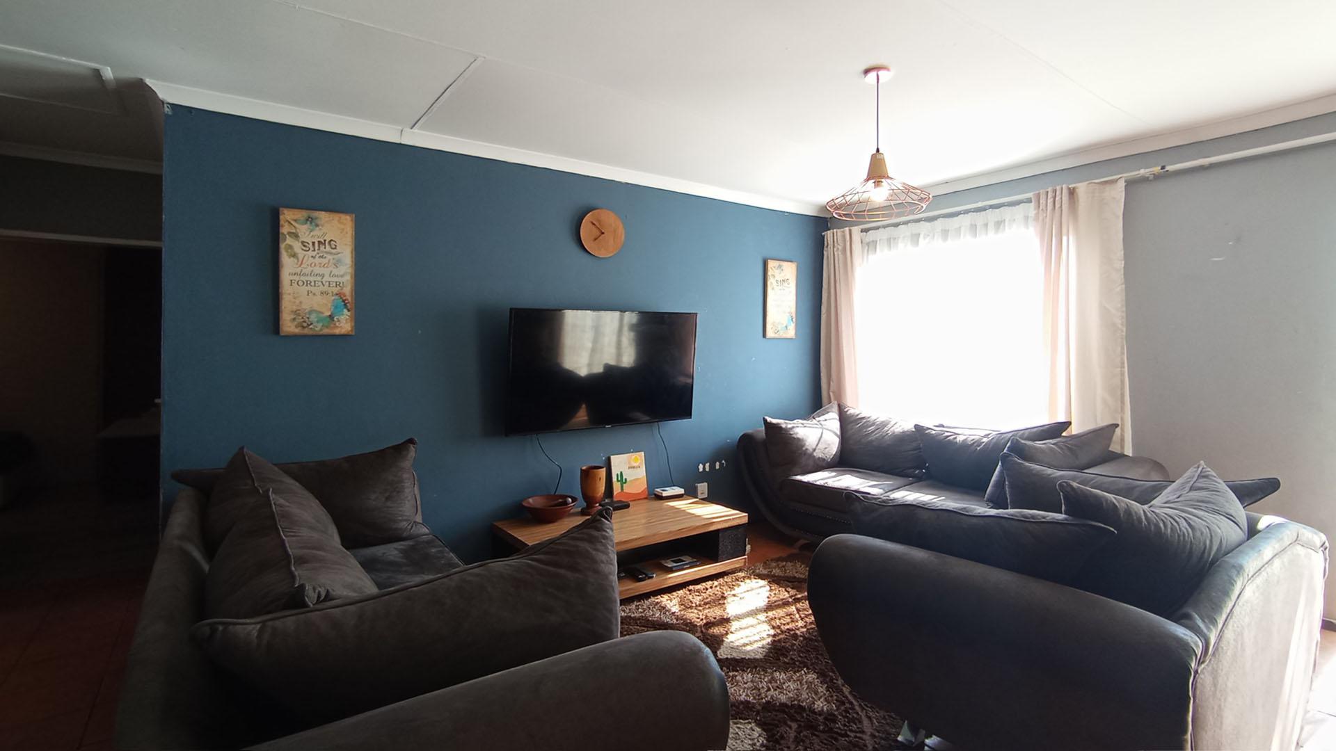 Lounges - 15 square meters of property in Amandasig