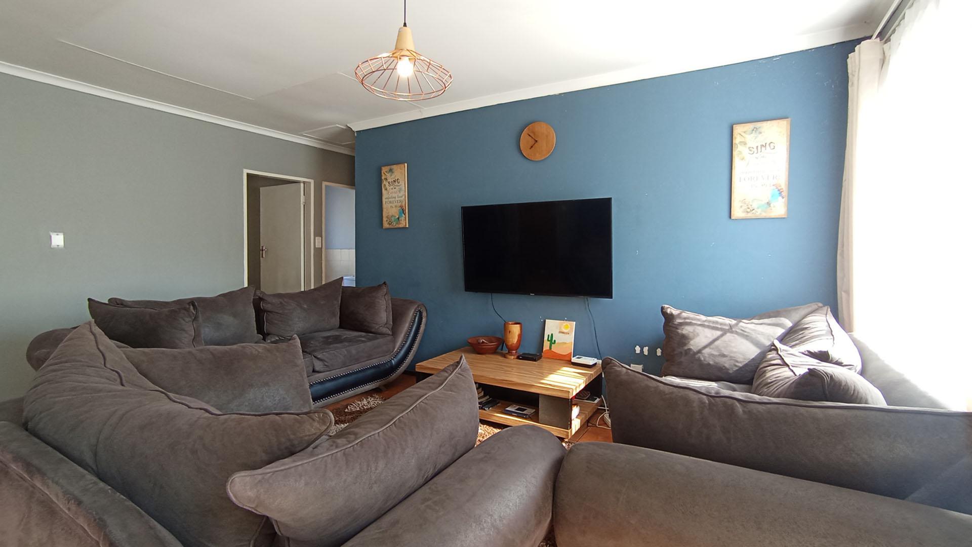 Lounges - 15 square meters of property in Amandasig