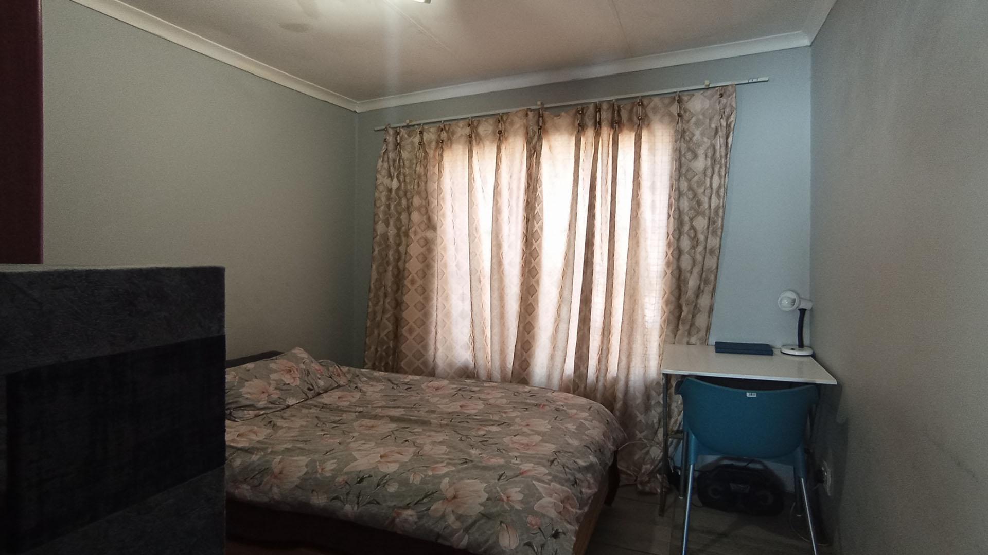 Bed Room 1 - 11 square meters of property in Amandasig