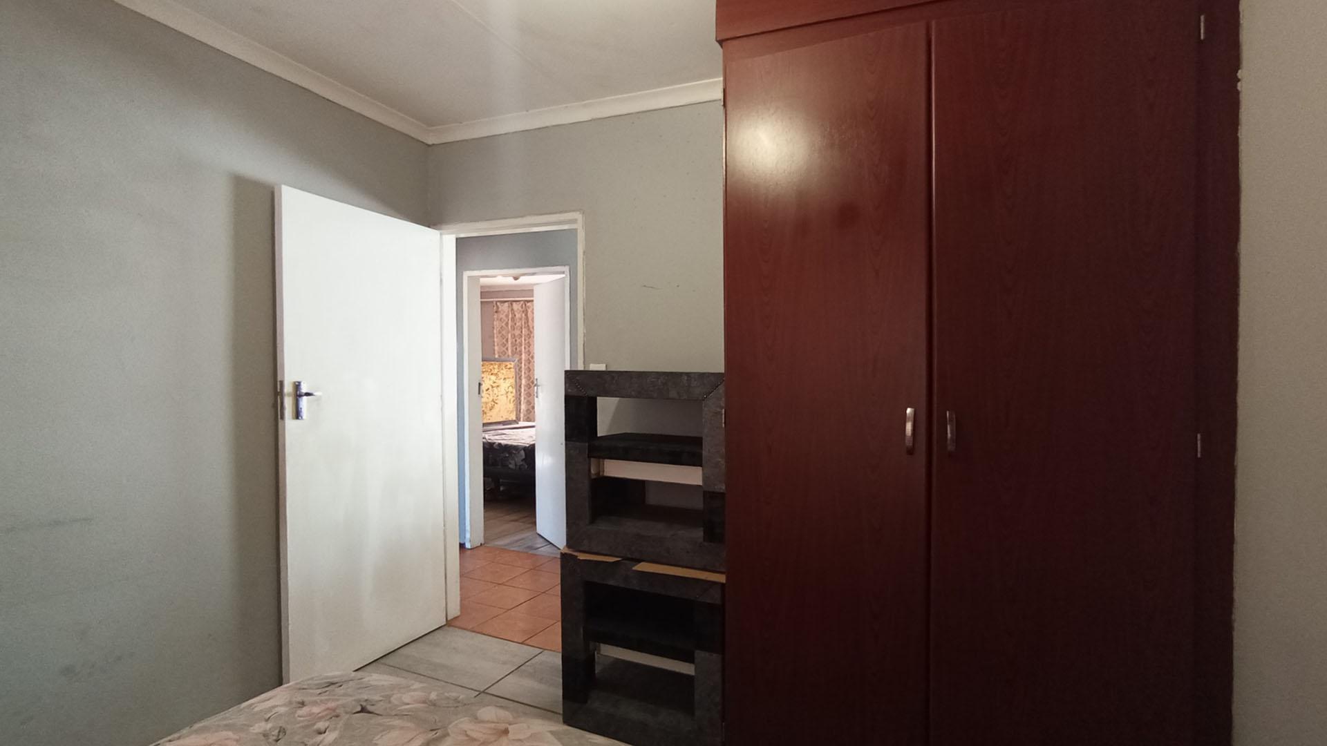 Bed Room 1 - 11 square meters of property in Amandasig