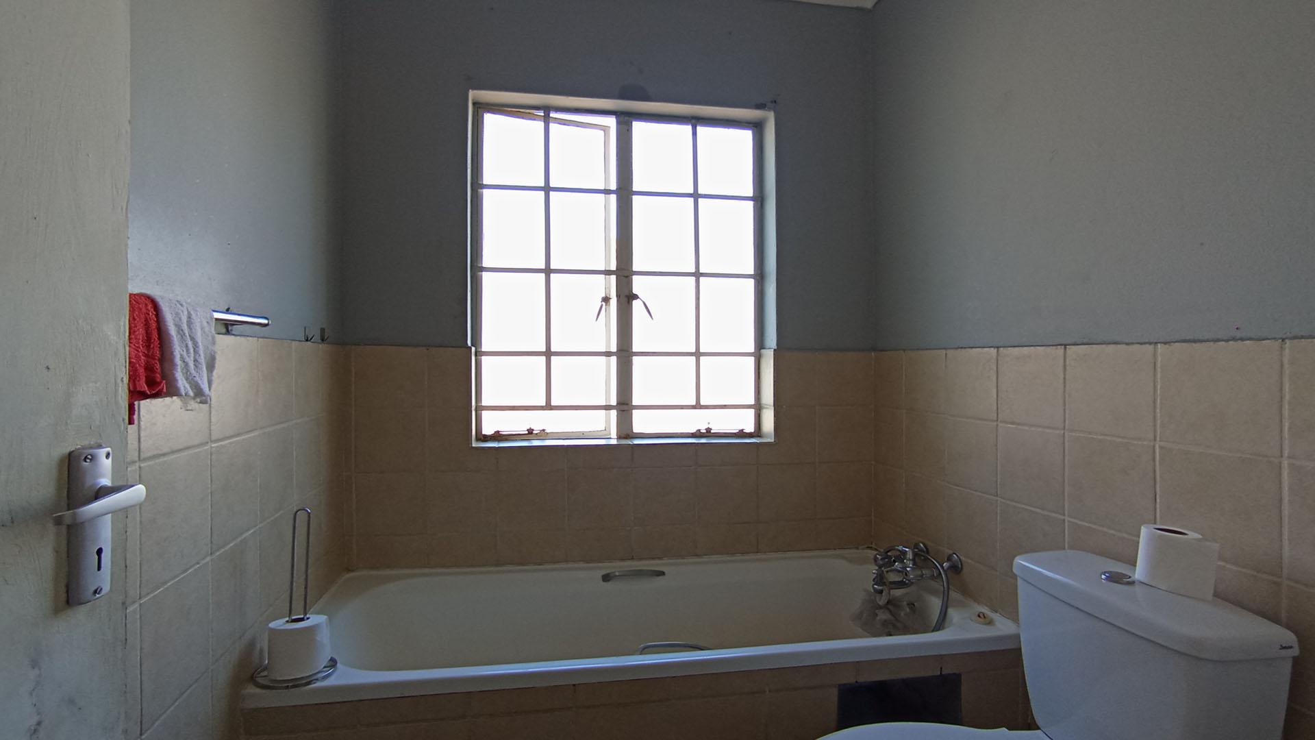 Bathroom 1 - 4 square meters of property in Amandasig