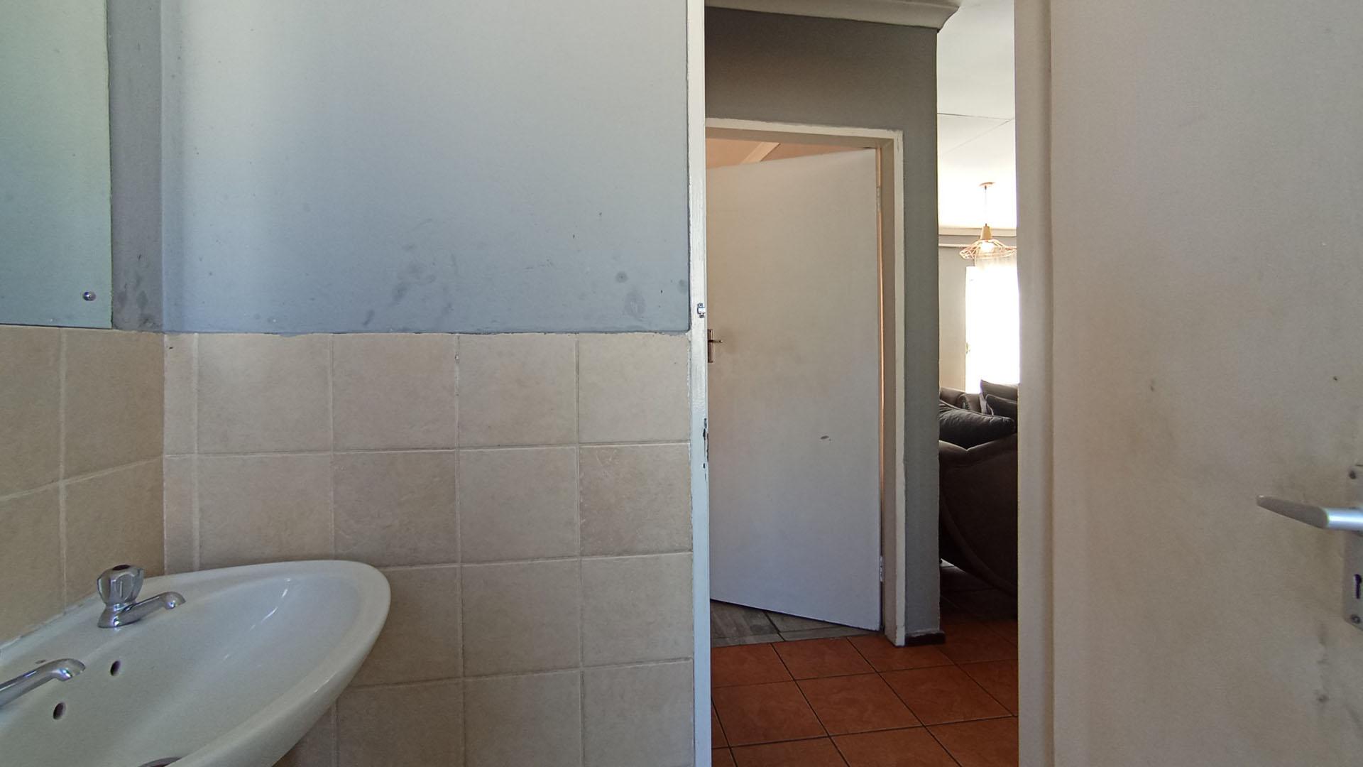 Bathroom 1 - 4 square meters of property in Amandasig