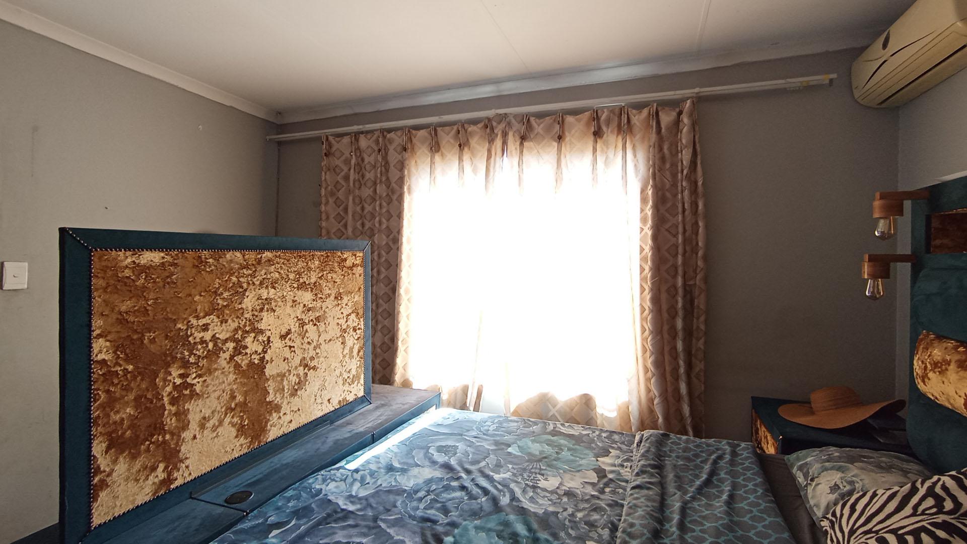 Main Bedroom - 13 square meters of property in Amandasig