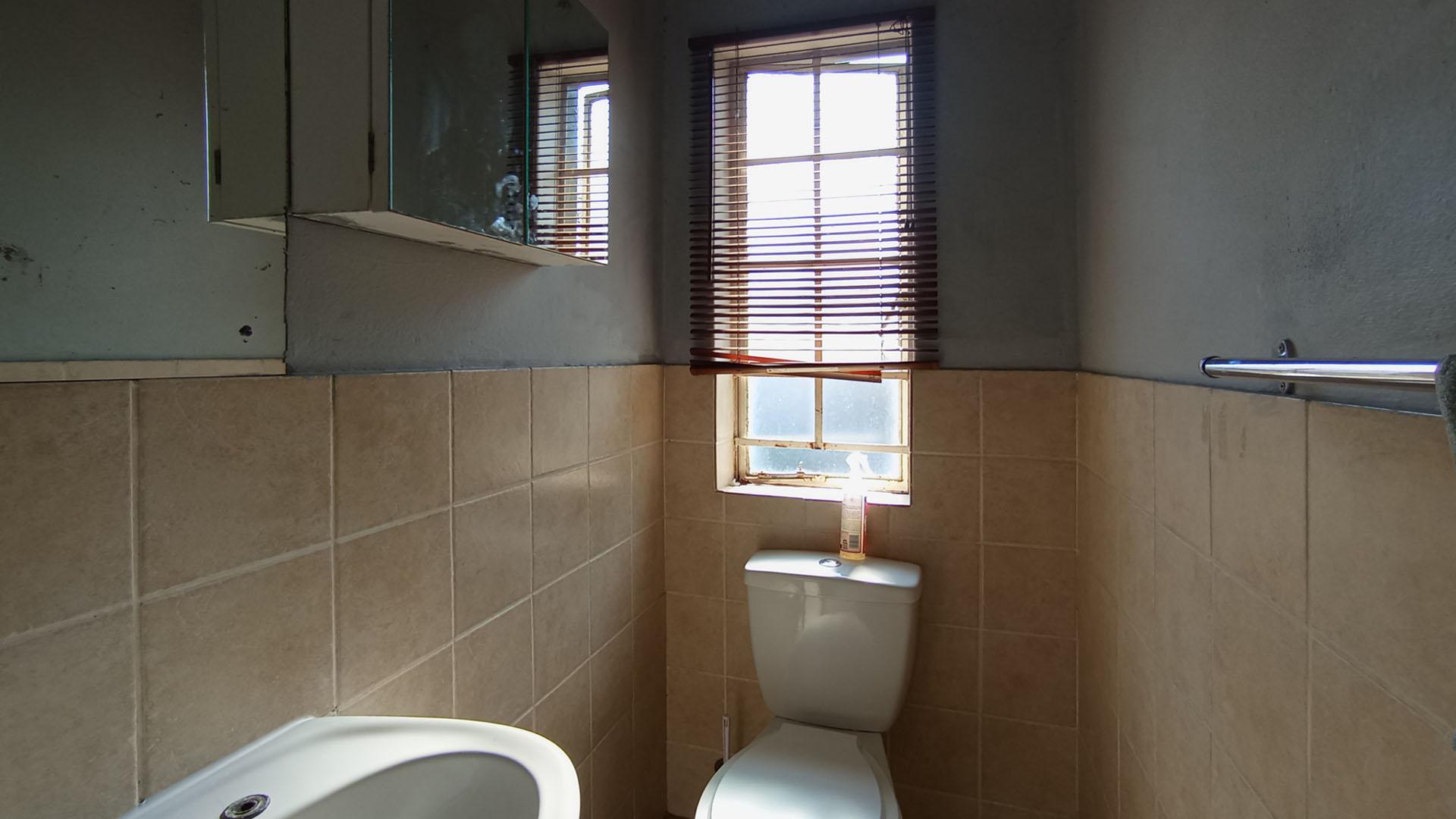 Main Bathroom - 4 square meters of property in Amandasig