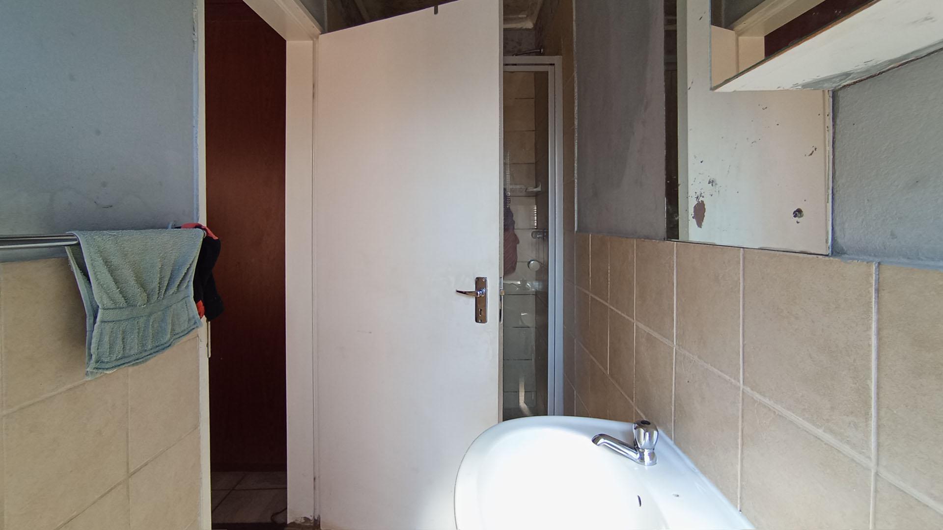 Main Bathroom - 4 square meters of property in Amandasig