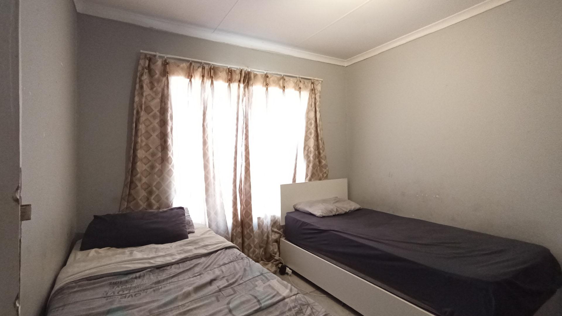 Bed Room 2 - 11 square meters of property in Amandasig