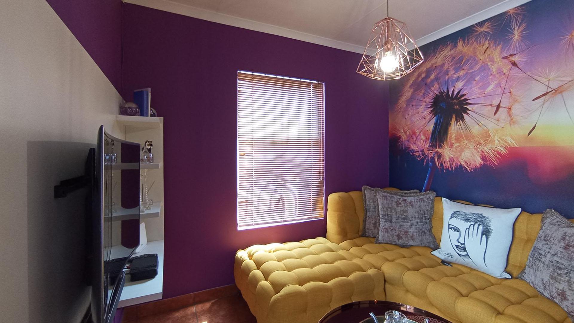 Lounges - 12 square meters of property in Riverside View