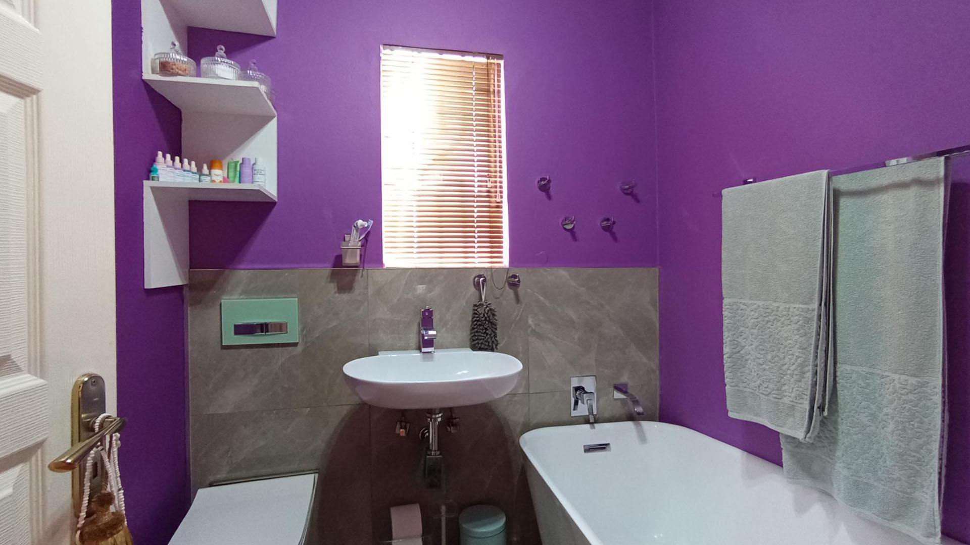 Bathroom 1 - 4 square meters of property in Riverside View
