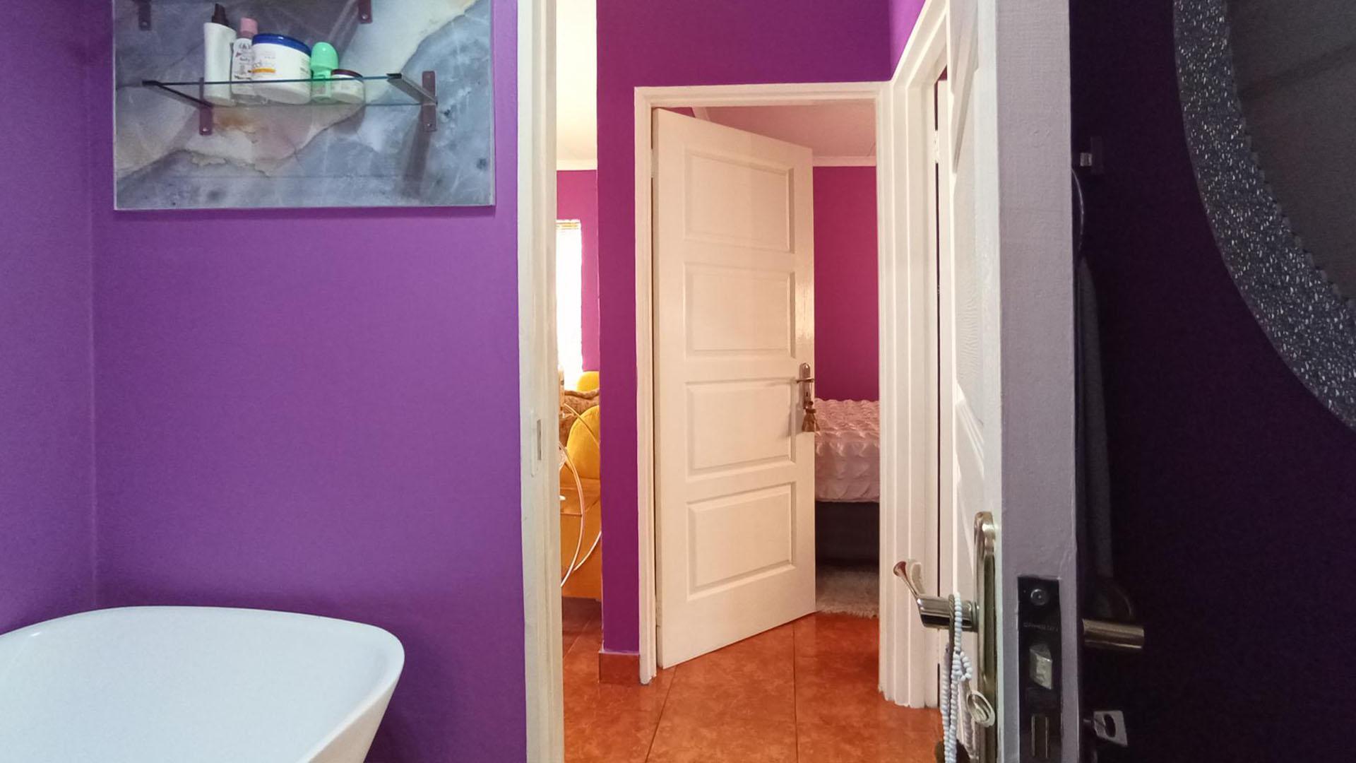 Bathroom 1 - 4 square meters of property in Riverside View