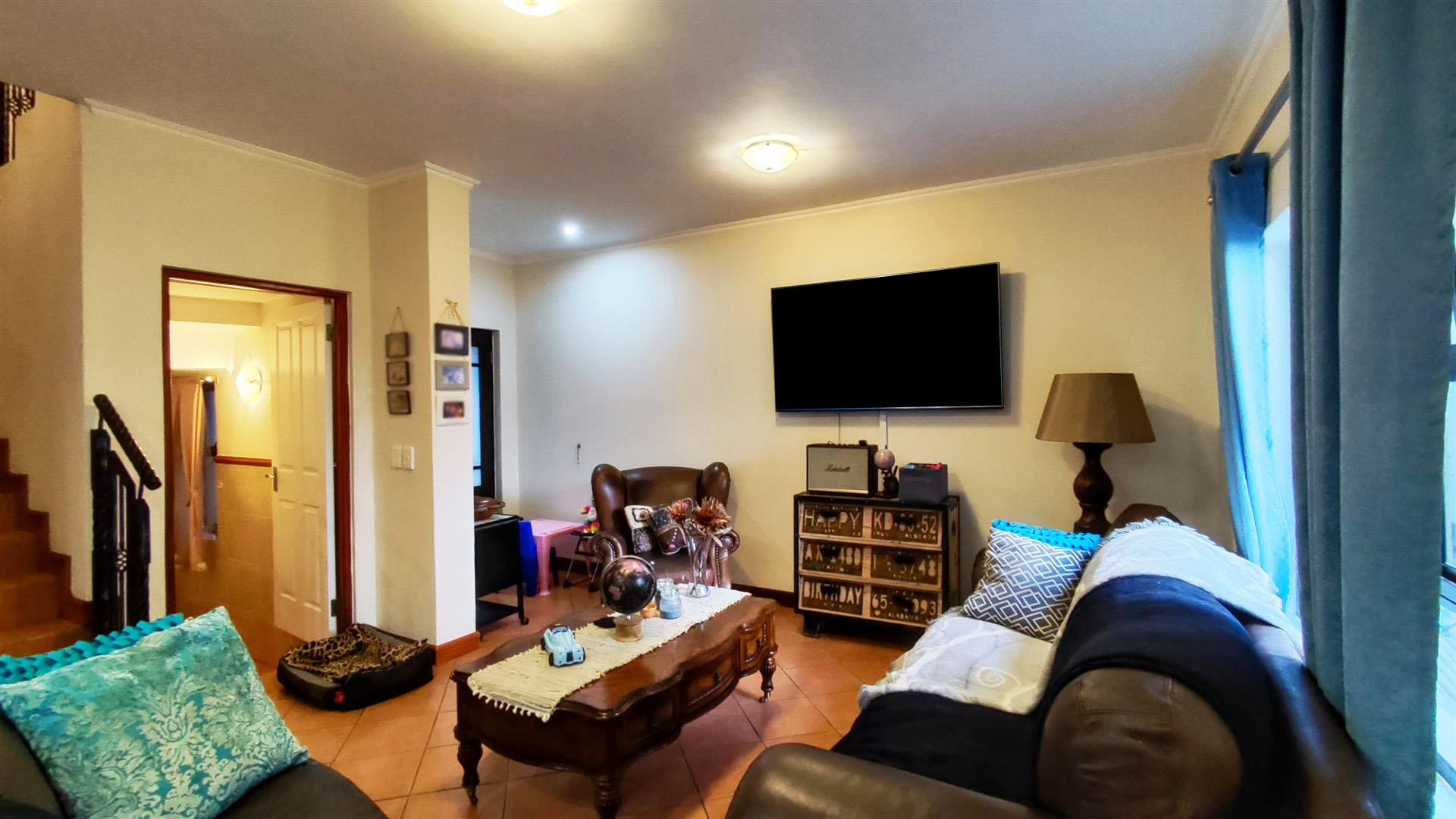 Lounges - 16 square meters of property in Benoni