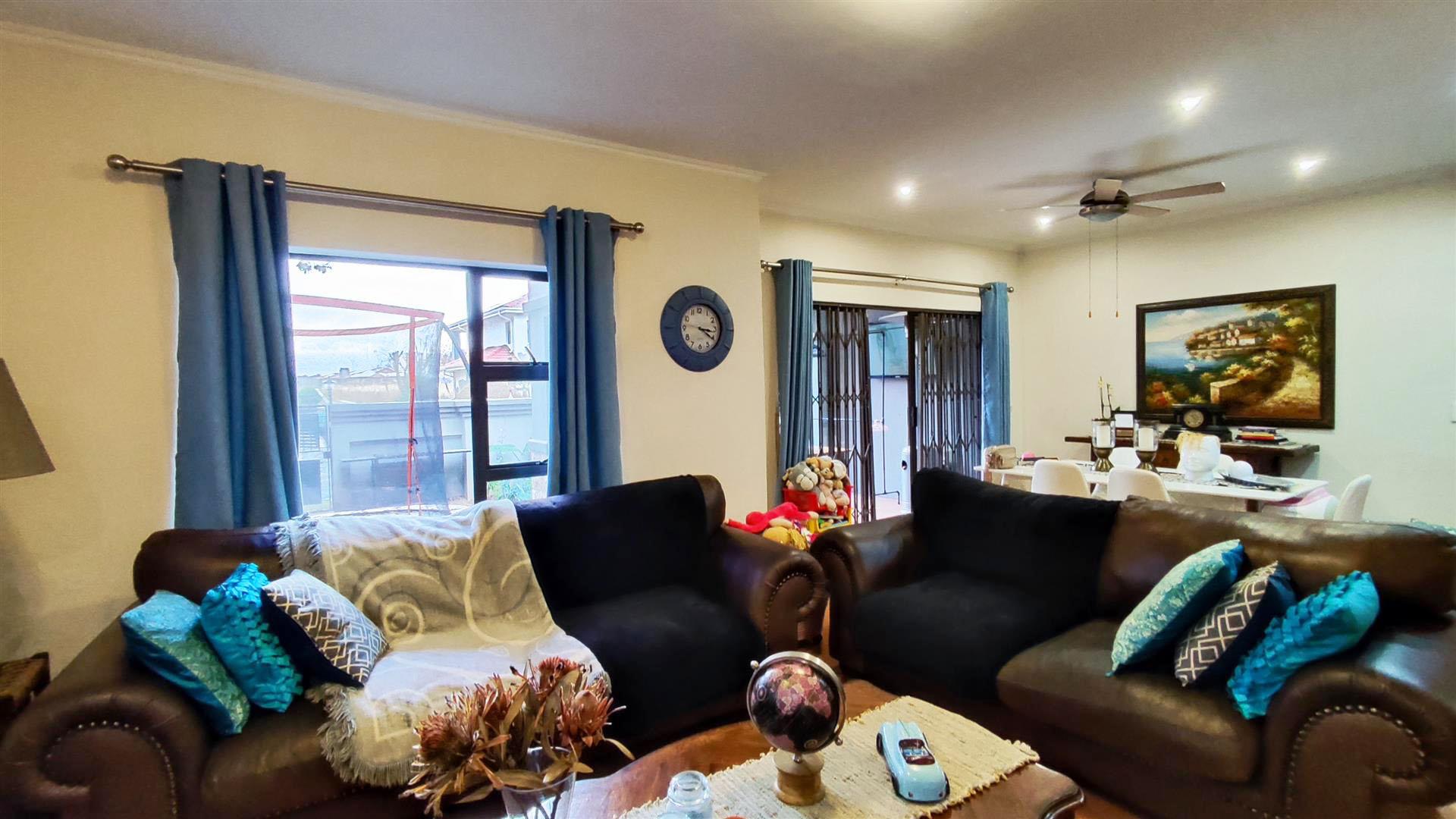 Lounges - 16 square meters of property in Benoni