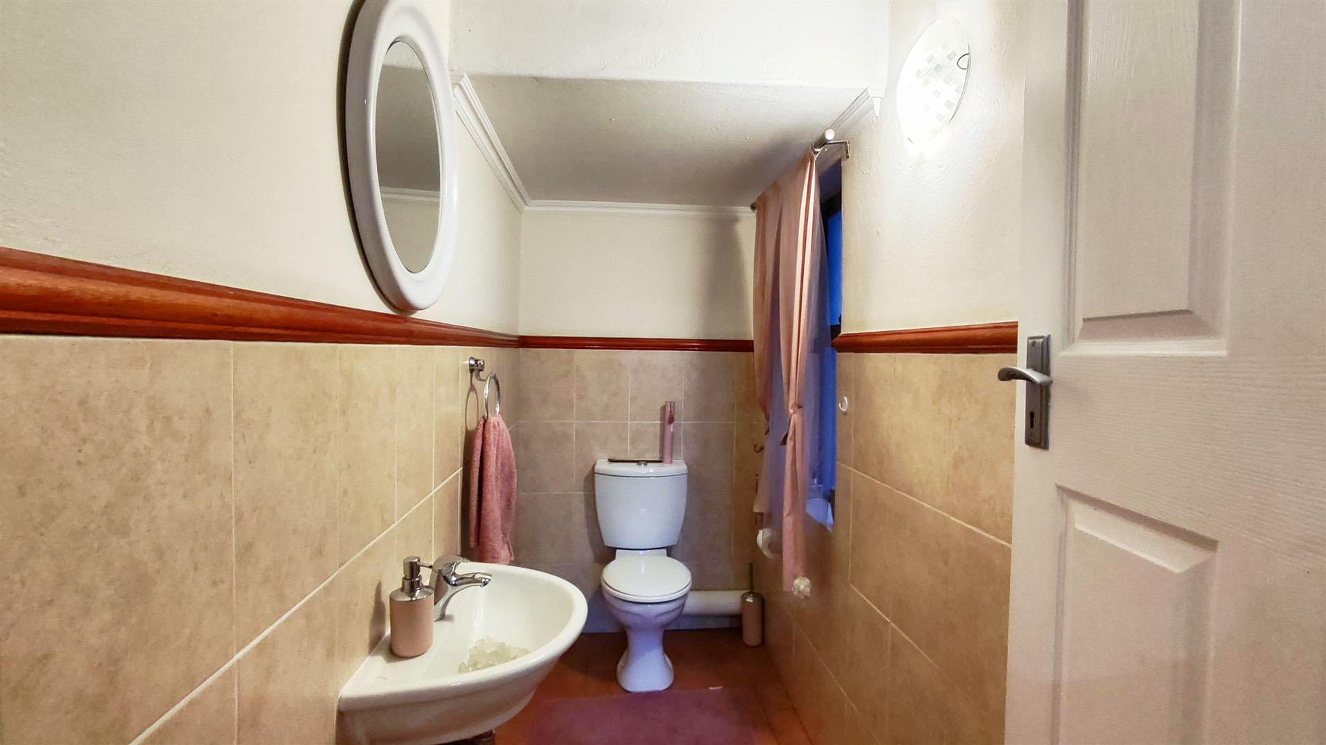 Guest Toilet - 4 square meters of property in Benoni