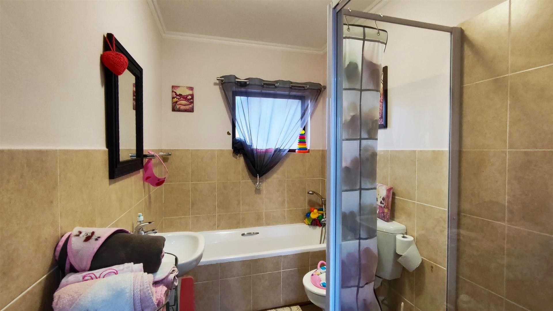Bathroom 1 - 6 square meters of property in Benoni