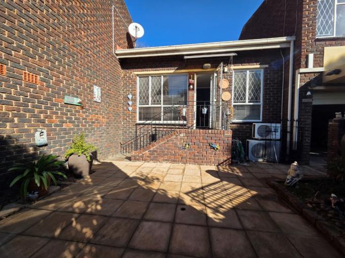 3 Bedroom Simplex for Sale For Sale in Brackenhurst - MR683335