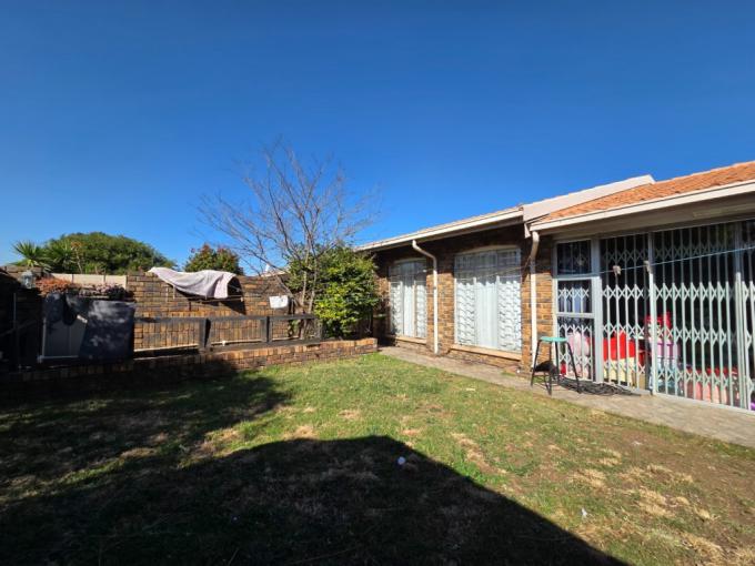 2 Bedroom Simplex for Sale For Sale in South Crest - MR683338