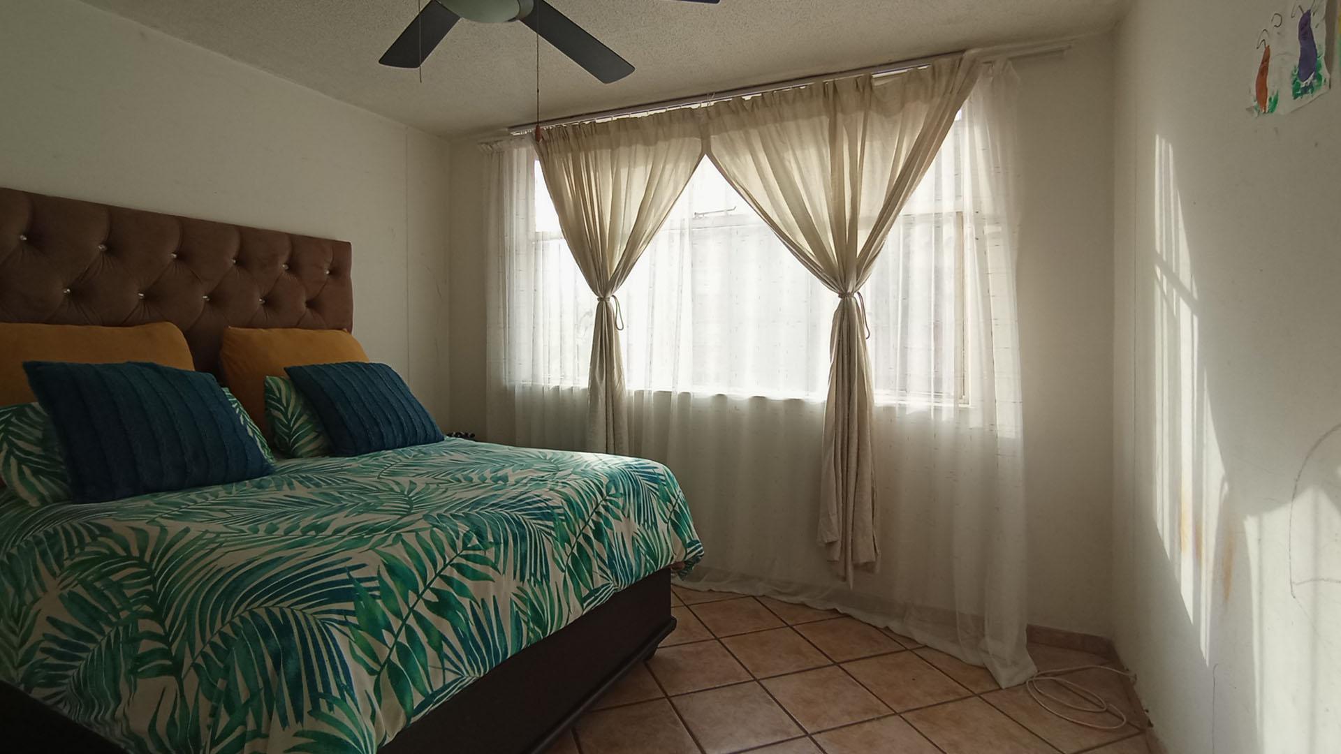 Bed Room 2 - 17 square meters of property in Wonderboom South