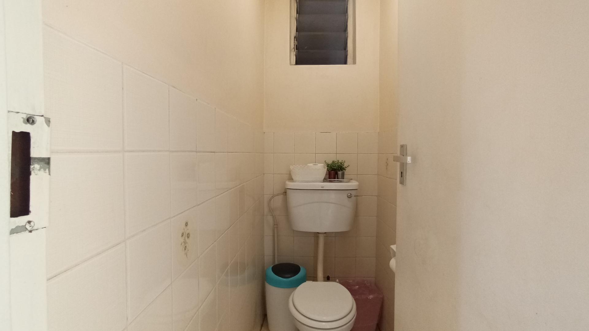 Bathroom 1 - 5 square meters of property in Wonderboom South