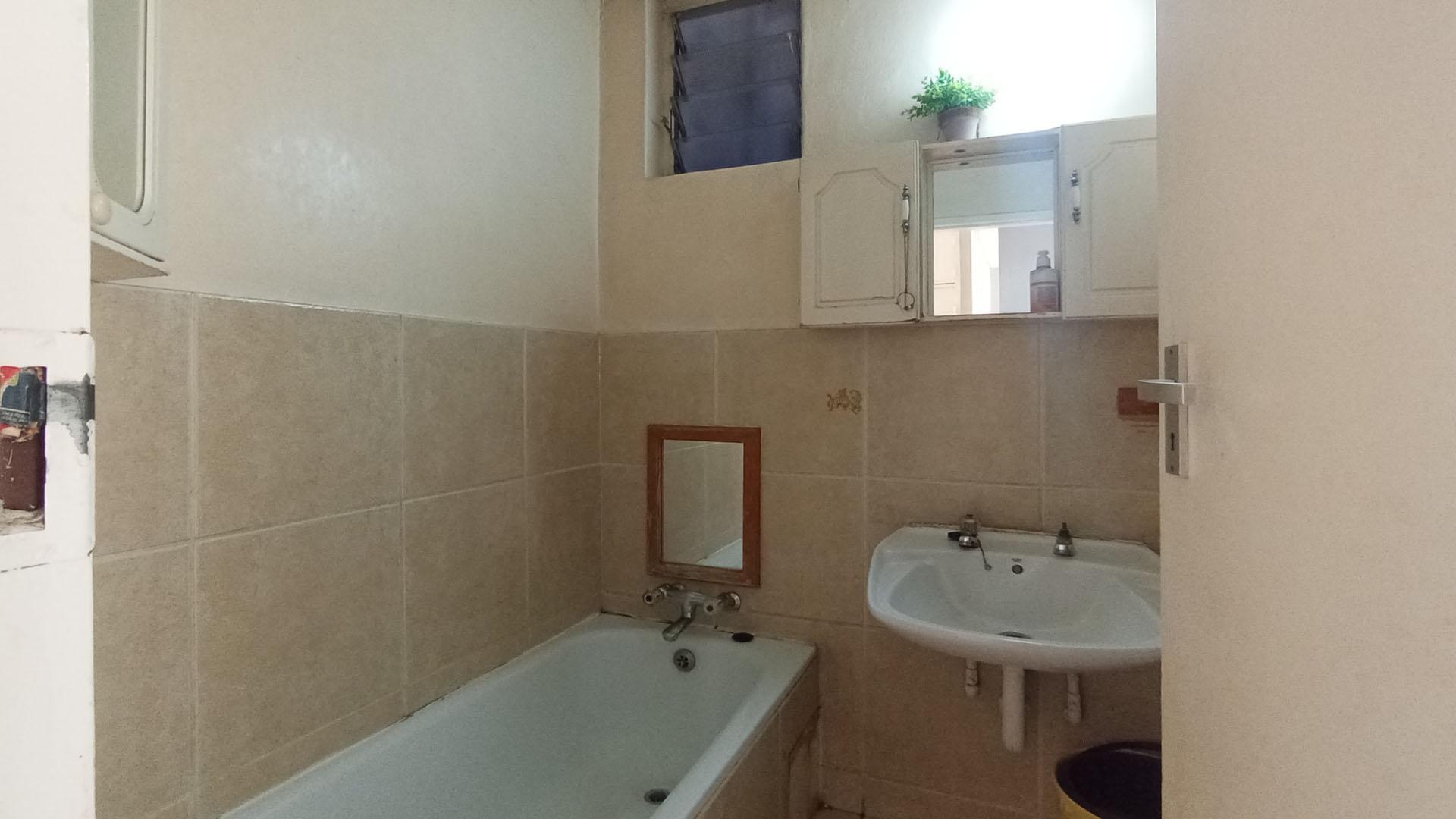 Bathroom 1 - 5 square meters of property in Wonderboom South