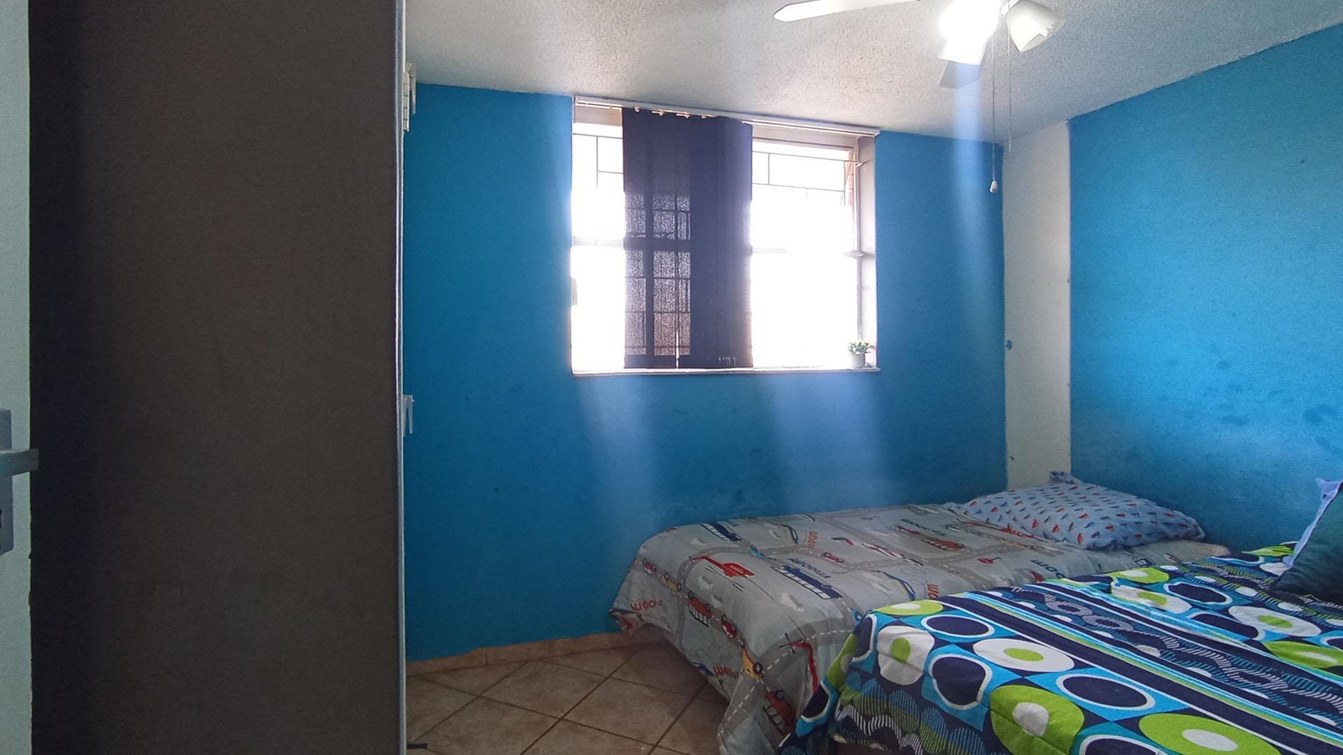 Bed Room 1 - 11 square meters of property in Wonderboom South