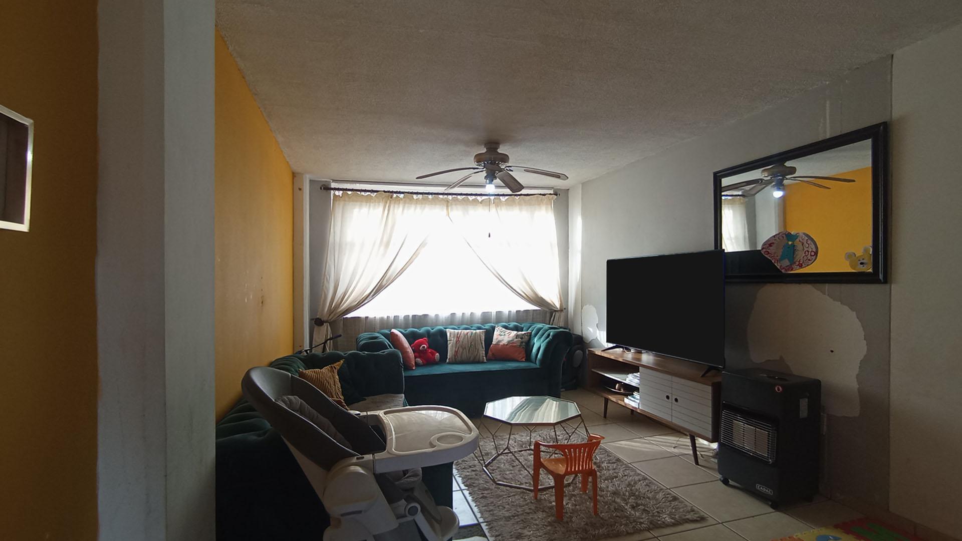 Lounges - 23 square meters of property in Wonderboom South