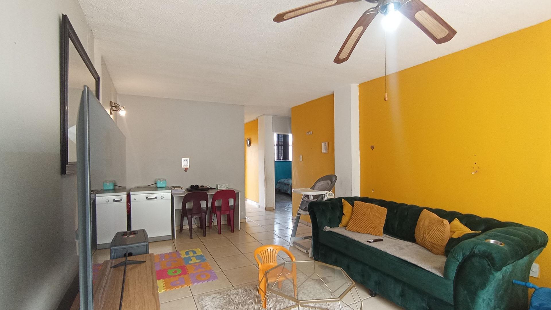 Lounges - 23 square meters of property in Wonderboom South