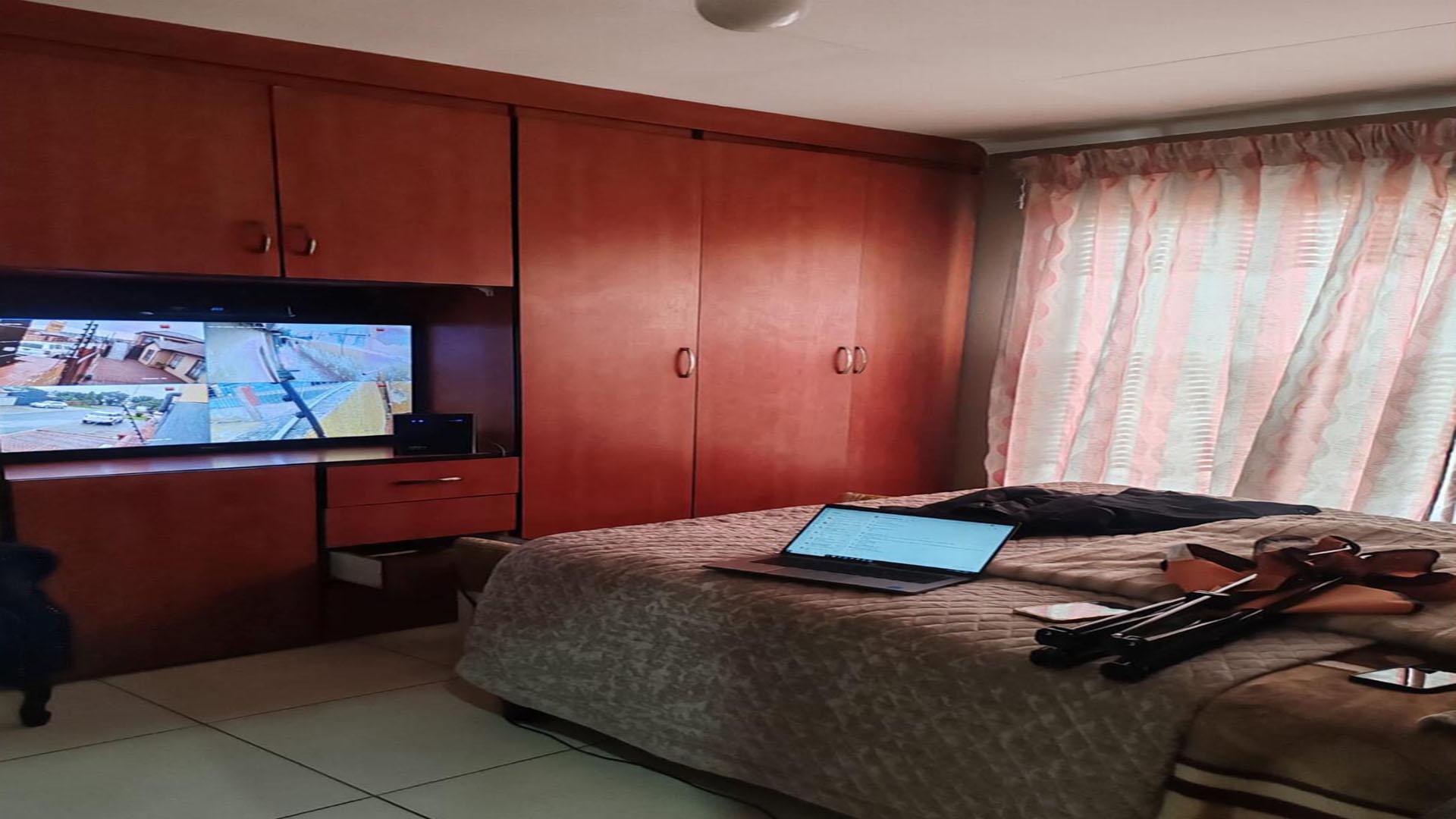 Main Bedroom of property in Ebony Park