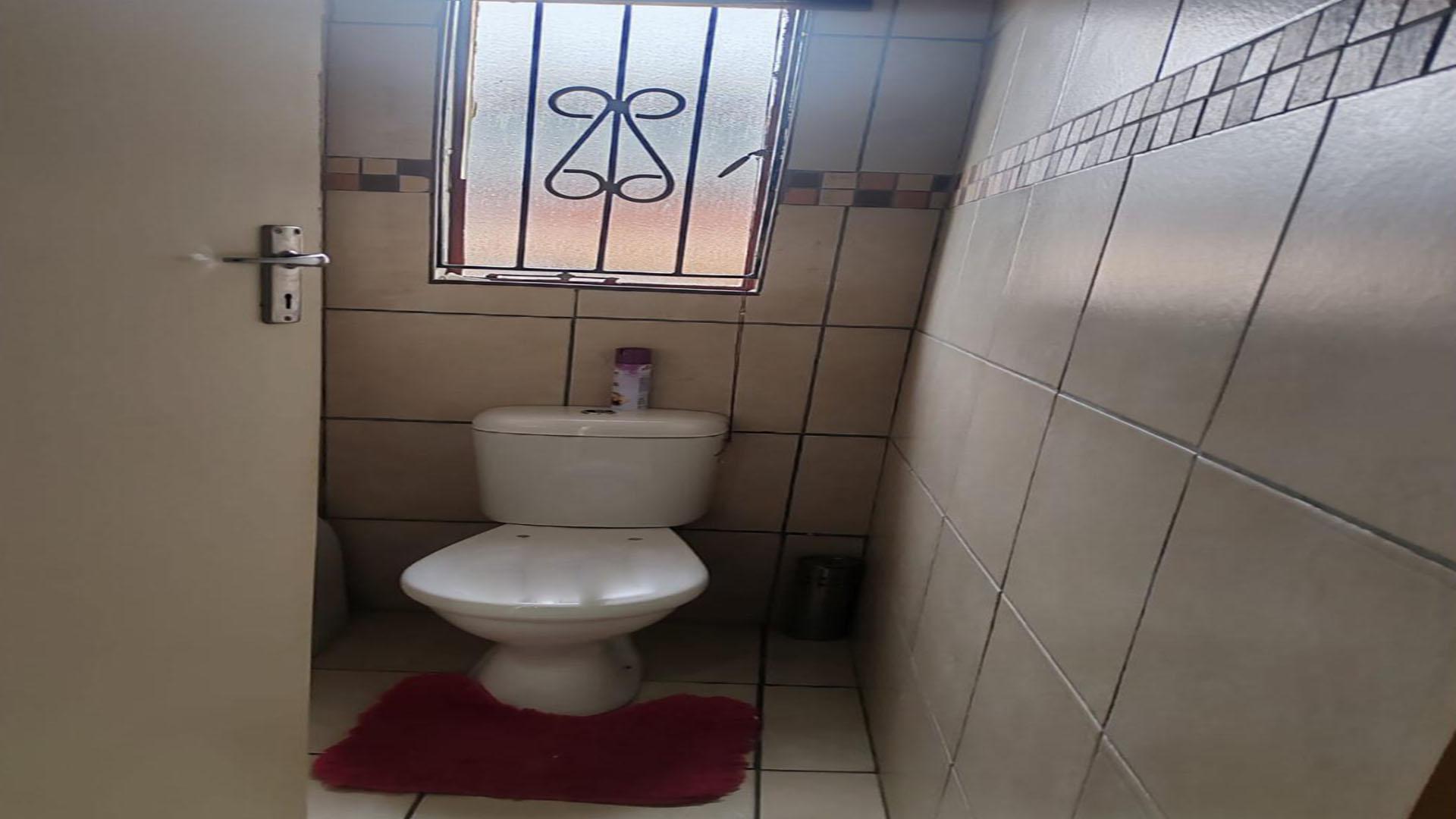 Bathroom 1 of property in Ebony Park