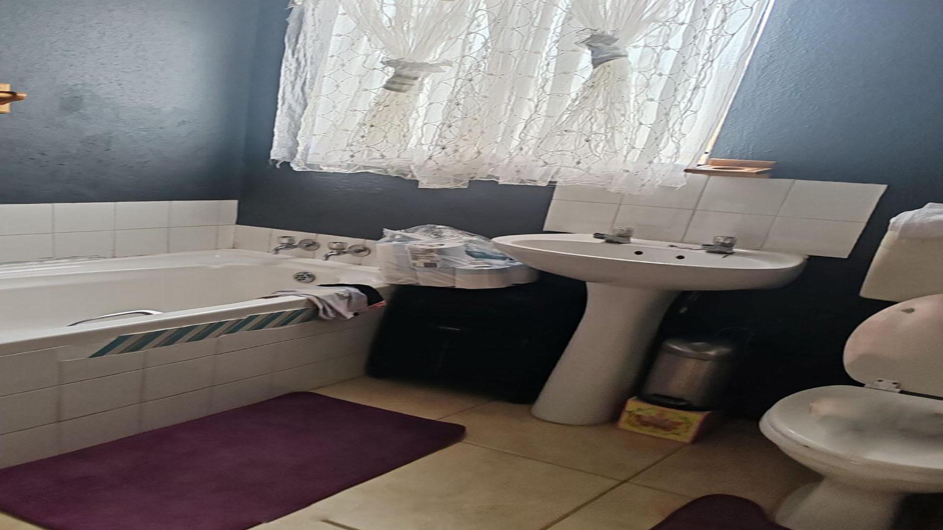 Main Bathroom of property in Ebony Park